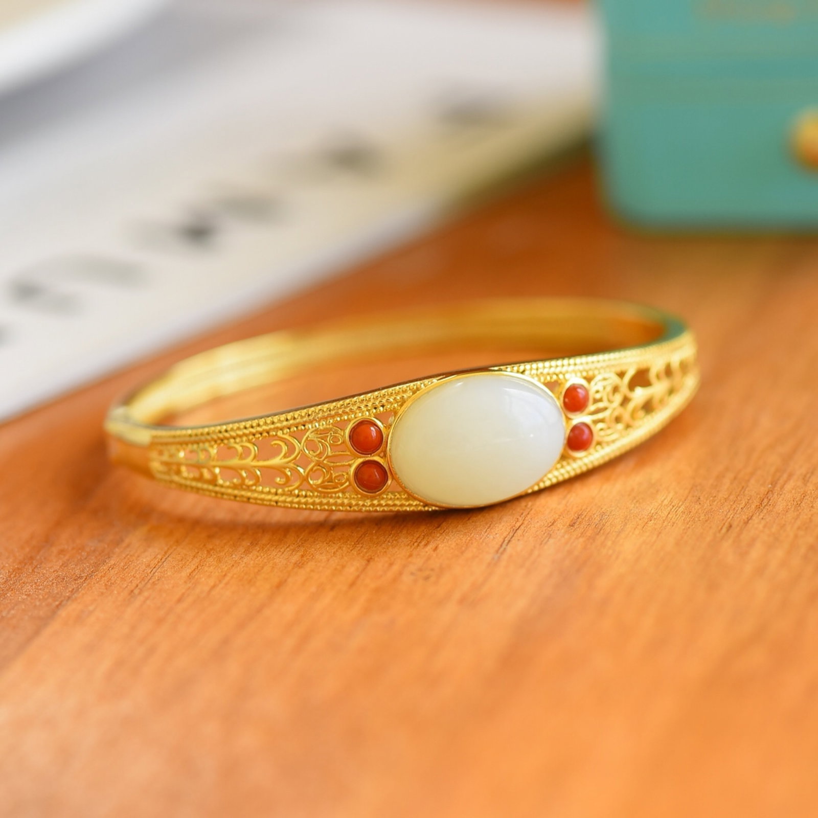An Exquisite Sterling Silver-Gold Plated Inlaid White Jade Bracelet: An Exquisite Sterling Silver-Gold Plated Inlaid White Jade Bracelet,Size:0.5inx0.7in ?????????