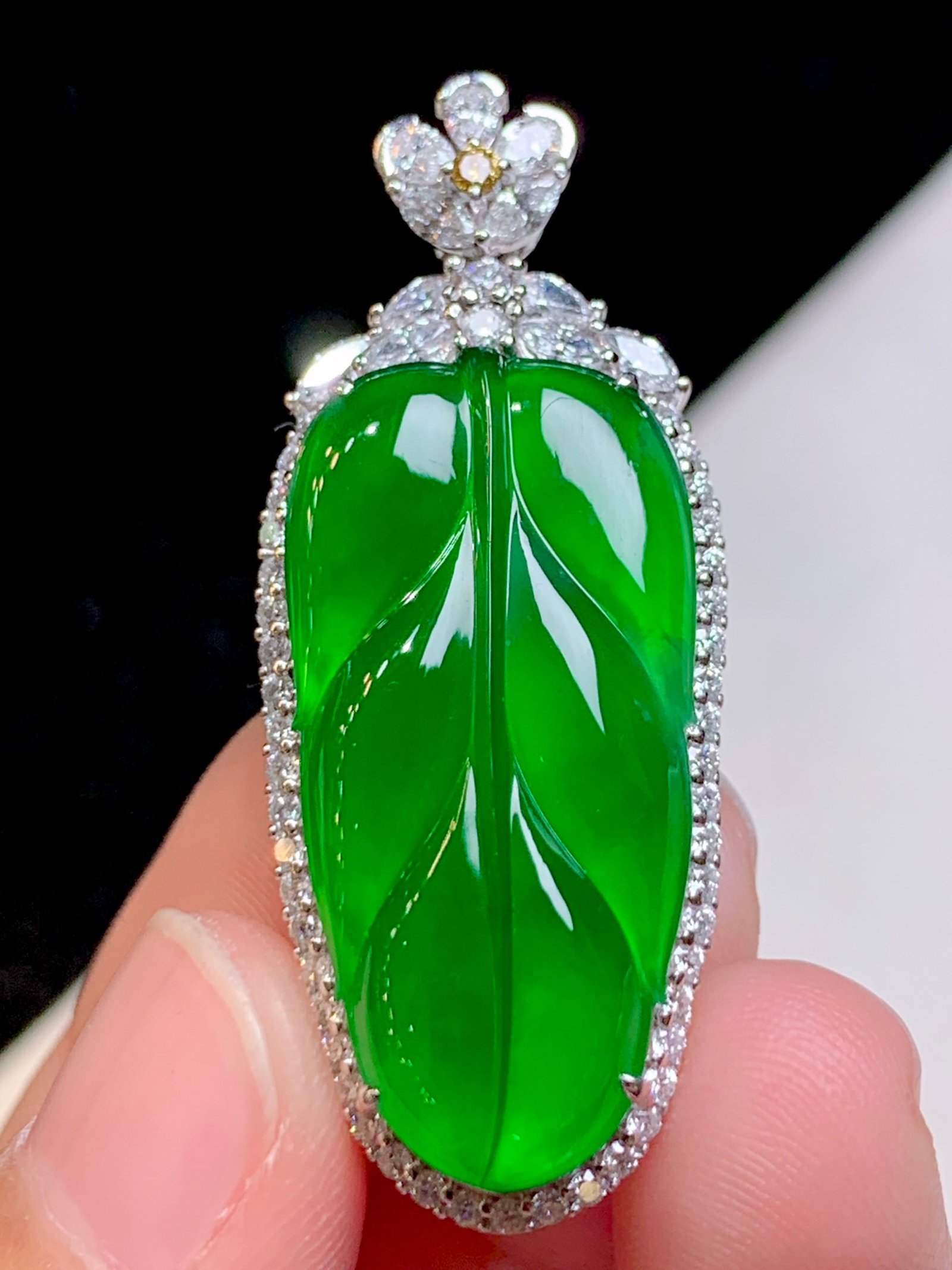 An Exquisite 18k Gold Diamond Inlaid Jadeite Pendant: An Exquisite 18k Gold Diamond Inlaid Jadeite Pendant,Size(Loose Stone):1.1inx0.6inx0.1in 18k金钻镶嵌翡翠吊坠