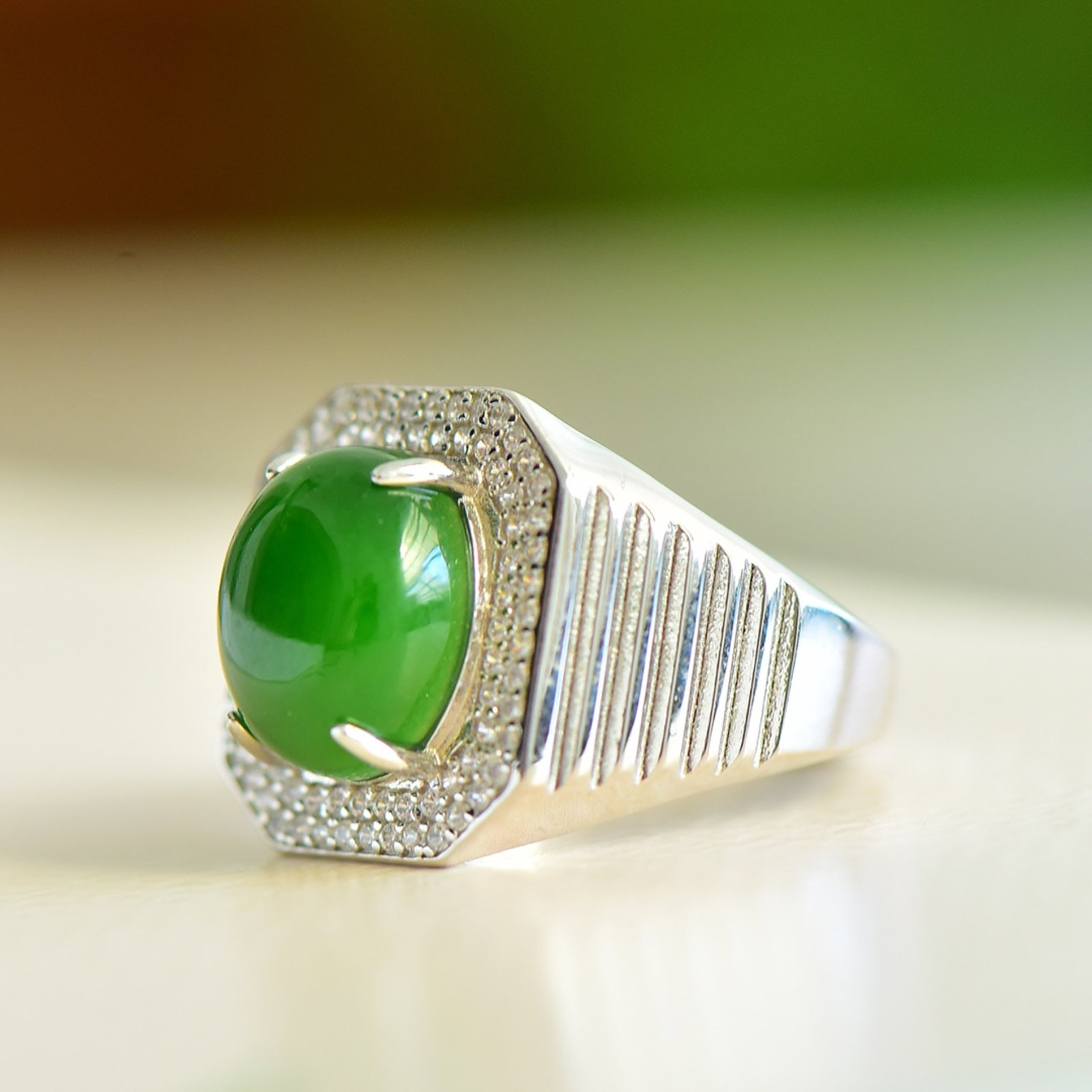 An Exquisite Sterling Silver Inlaid Jasper Ring,Inlaid Diamond: An Exquisite Sterling Silver Inlaid Jasper Ring,Inlaid Diamond 纯银镶碧玉戒指,嵌钻石