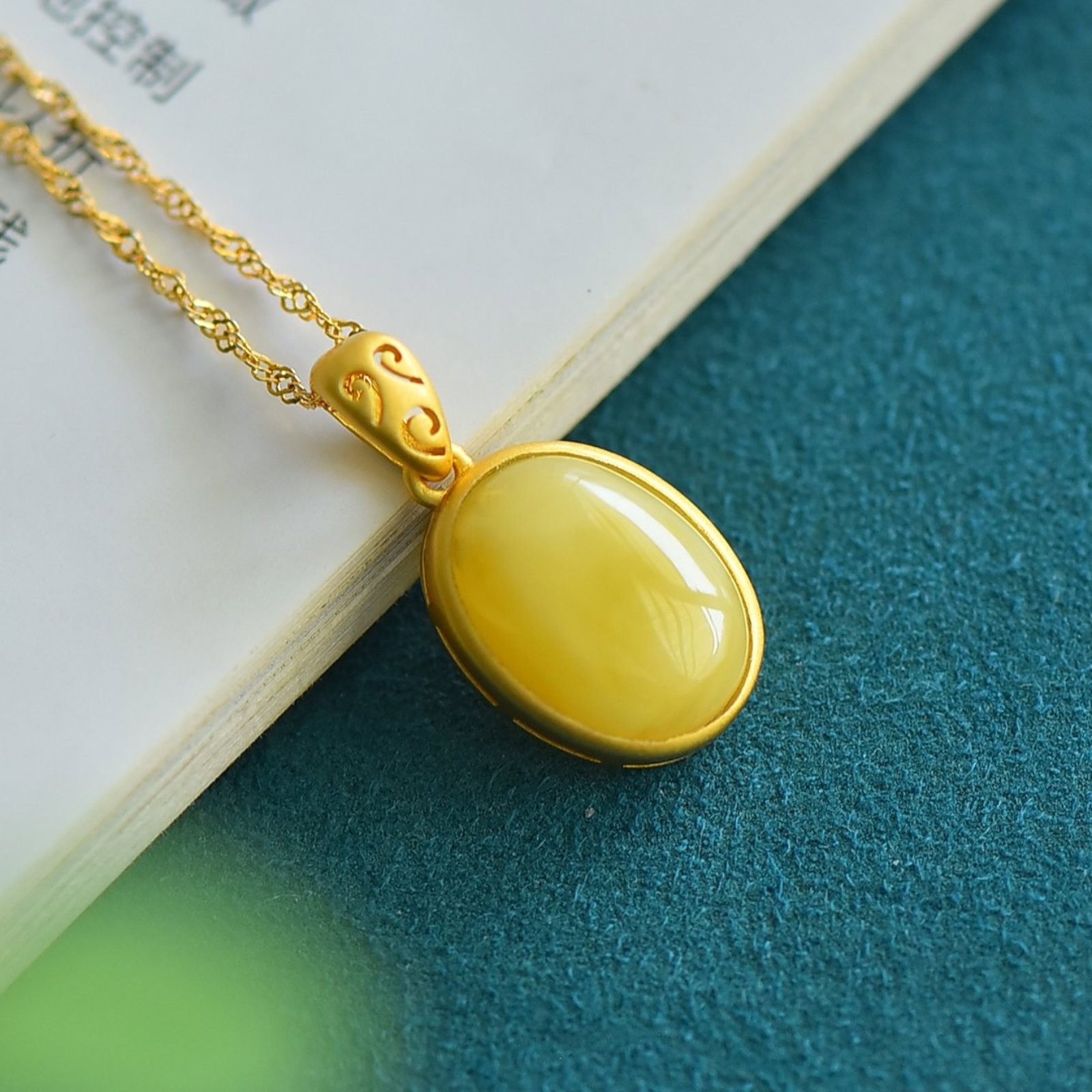 An Exquisite Sterling Silver-Gold Plated Inlaid Amber Necklace: An Exquisite Sterling Silver-Gold Plated Inlaid Amber Necklace,Size:0.4inx0.6in 纯银镀金镶琥珀项链