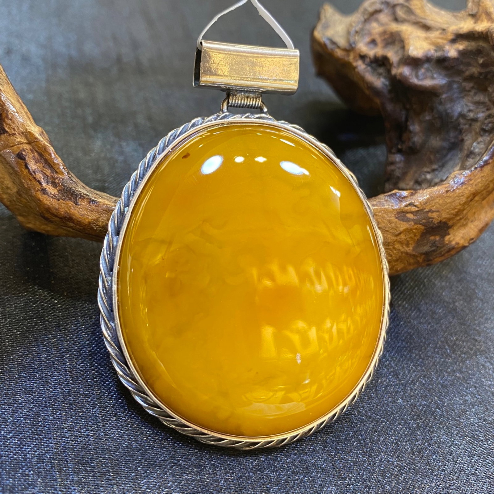 An Exquisite Beeswax Inlaid Silver Necklace: An Exquisite Beeswax Inlaid Silver Necklace,Size:1.8in,Weight:23.2g 蜜蜡镶银项链