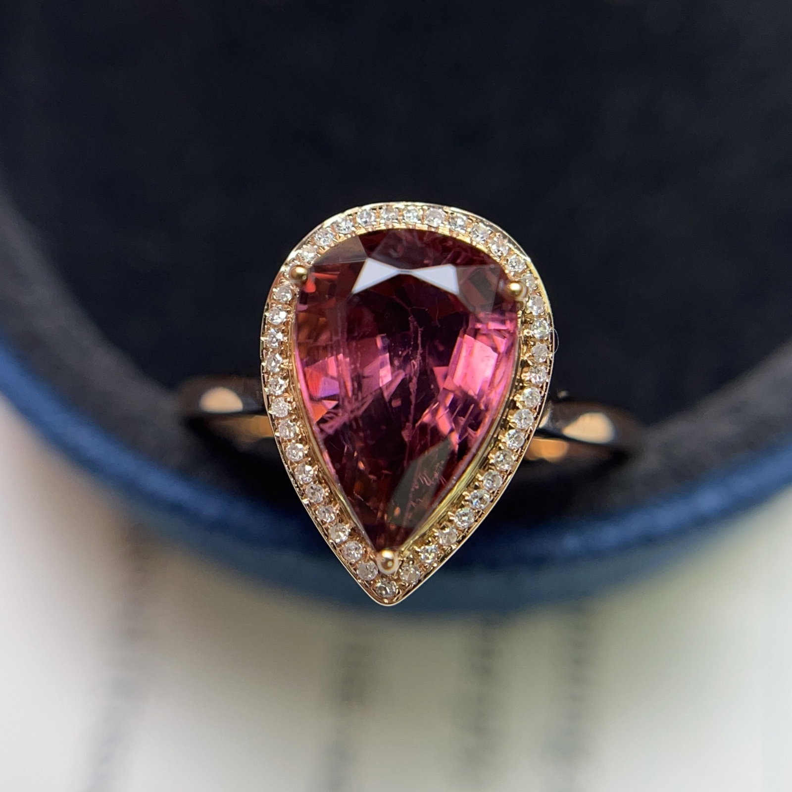A Exquisite 18k Gold Inlaid 3.83ct Natural Tourmaline Ring,Inlaid Diamond: A Exquisite 18k Gold Inlaid 3.83ct Natural Tourmaline Ring,Inlaid Diamond,Total Weight:1.83g 18k?? 3.83ct ??????,???