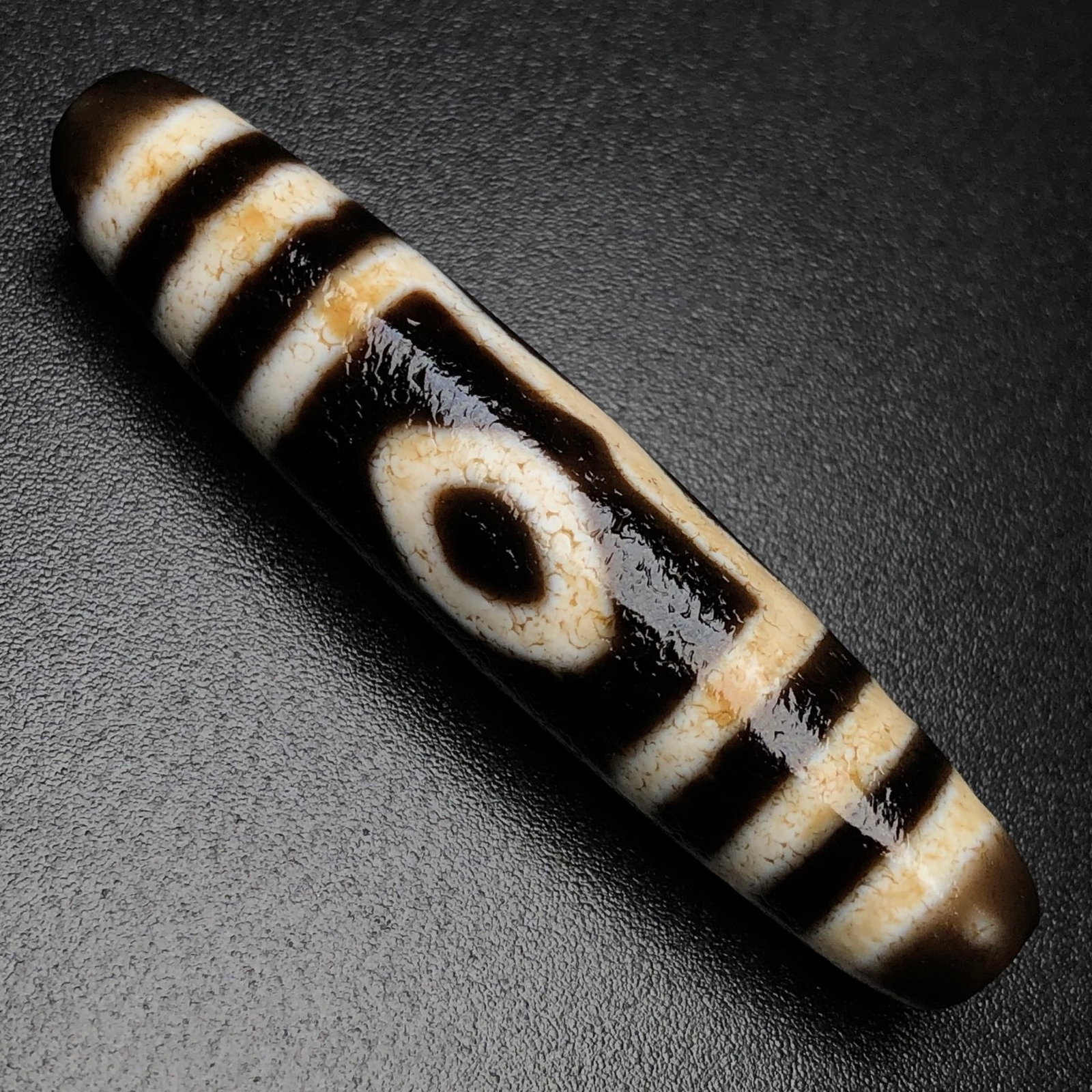 An Exquisite Dzi Bead Pendant: An Exquisite Dzi Bead Pendant,Size:2.2inx0.5in,Weight:13.3g 天珠挂件