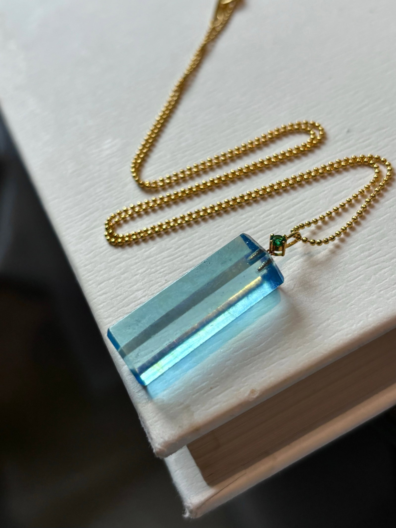 An Exquisite 18k Gold Inlaid Aquamarine Necklace: An Exquisite 18k Gold Inlaid Aquamarine Necklace,Size:1inx0.4in,Weight:5.5g 18K金镶海蓝宝项链