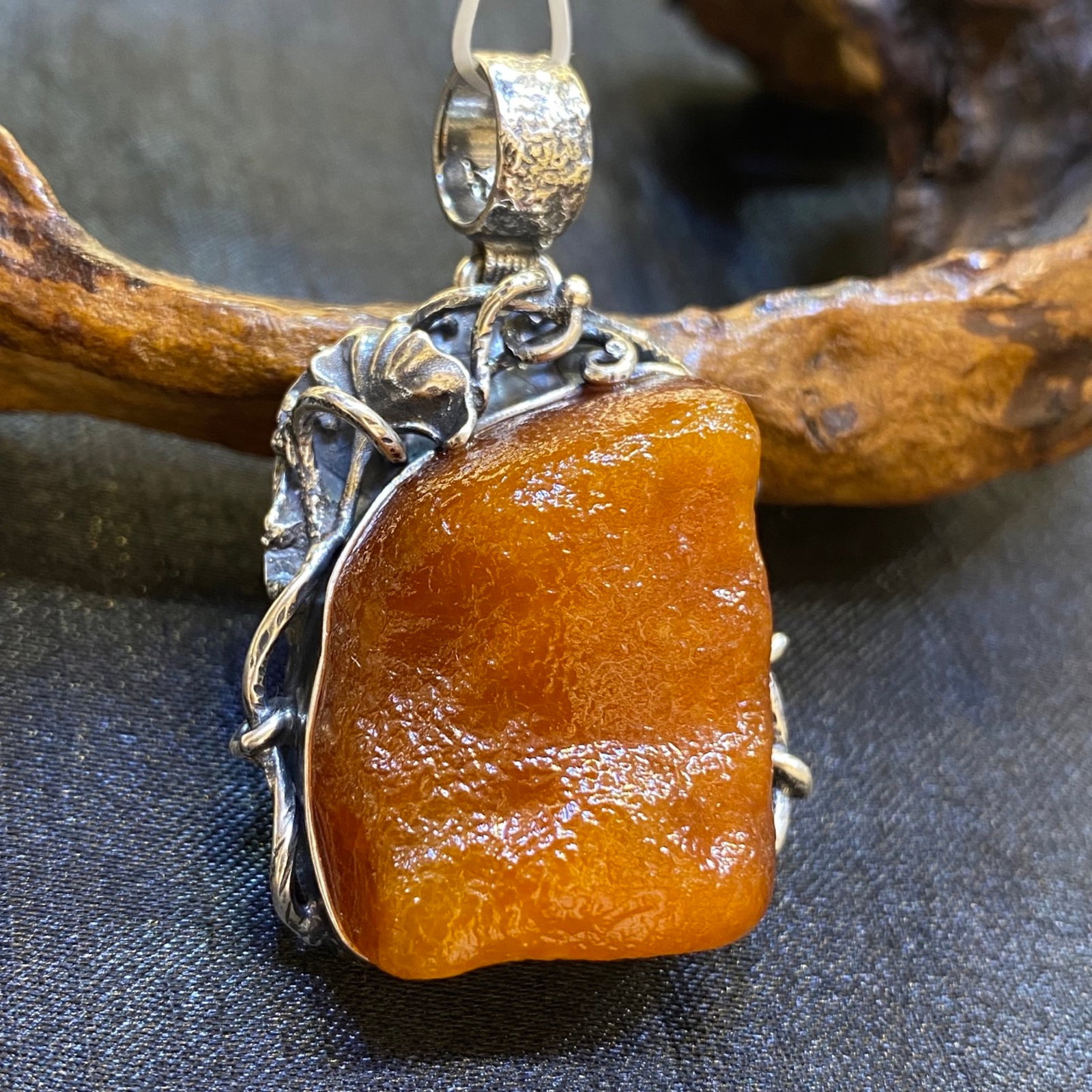 An Exquisite Beeswax Inlaid Silver Necklace: An Exquisite Beeswax Inlaid Silver Necklace,Size:1.2in,Weight:16.5g 蜜蜡镶银项链