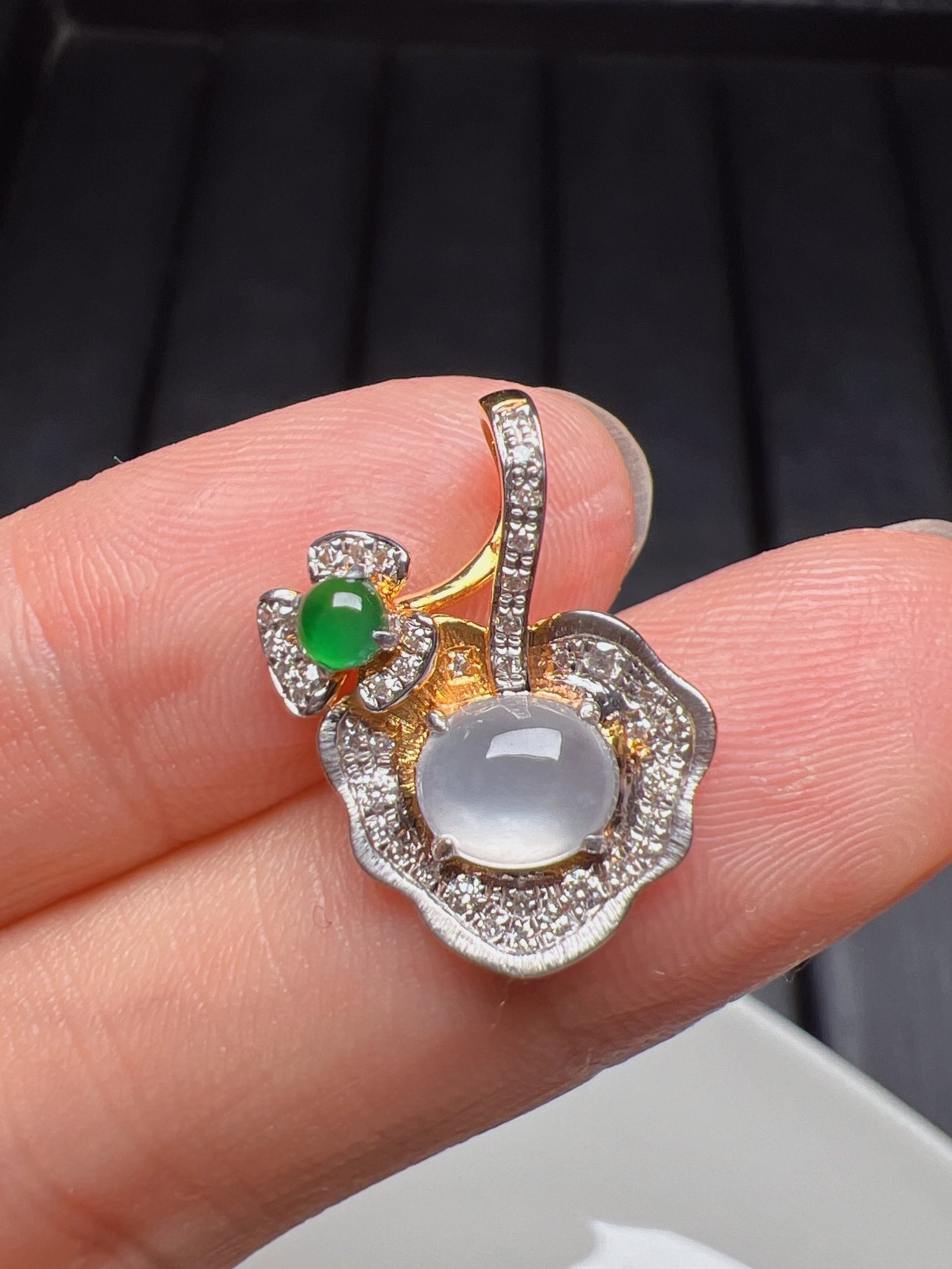 An Exquisite 18k Gold Diamond Inlaid Jadeite Pendant: An Exquisite 18k Gold Diamond Inlaid Jadeite Pendant,Size(Loose Stone):0.3inx0.2in 18k金钻镶嵌翡翠吊坠