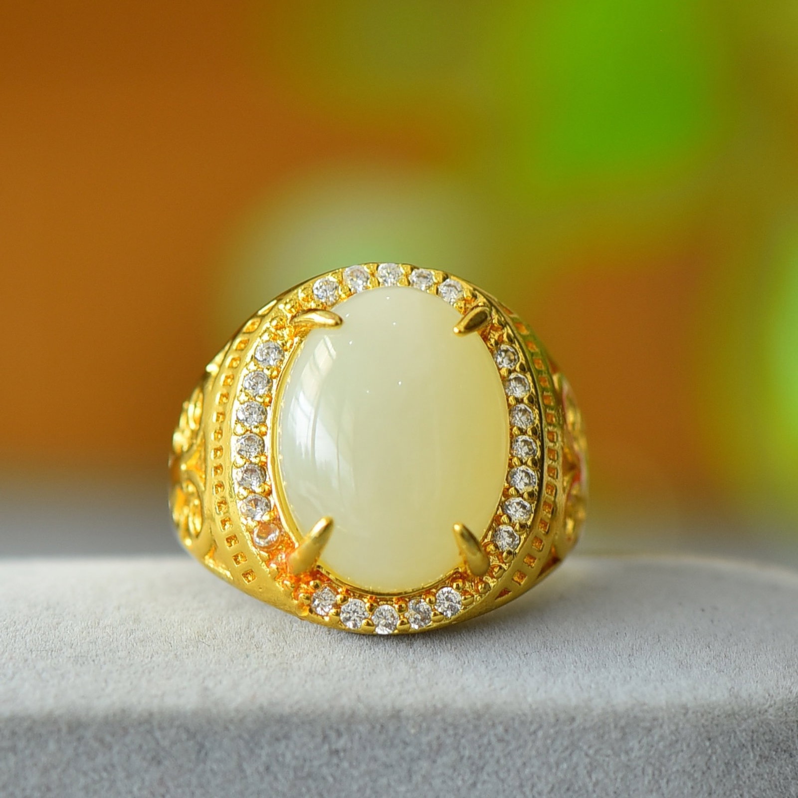 An Exquisite Bronze-Gold Plated Inlaid White Jade Ring: An Exquisite Bronze-Gold Plated Inlaid White Jade Ring,Size:0.5inx0.6in ????????