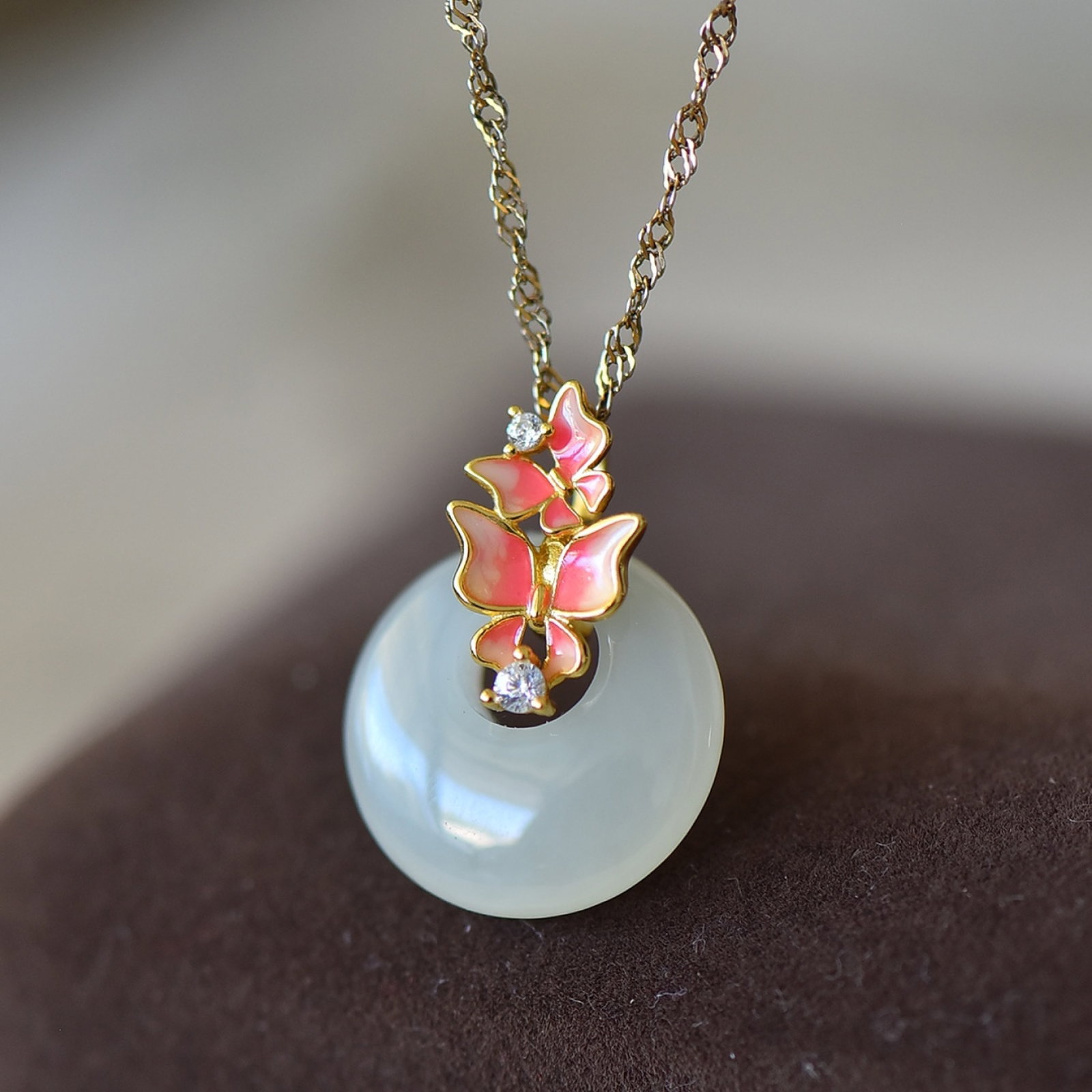 An Exquisite Sterling Silver-Gold Plated Inlaid White Jade Enamel Pendant: An Exquisite Sterling Silver-Gold Plated Inlaid White Jade Enamel Pendant,Size:0.6inx0.6in 纯银镀金镶白玉珐琅吊坠
