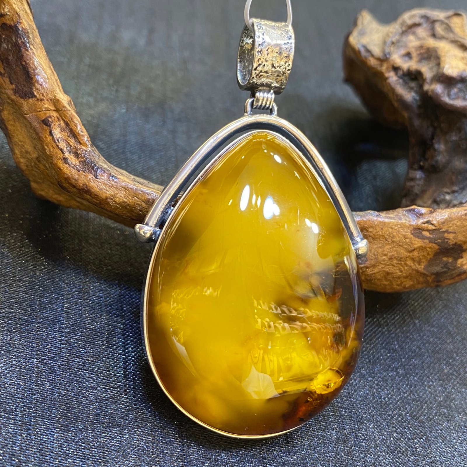 An Exquisite Beeswax Inlaid Silver Necklace: An Exquisite Beeswax Inlaid Silver Necklace,Size:1.4in,Weight:19.4g 蜜蜡镶银项链