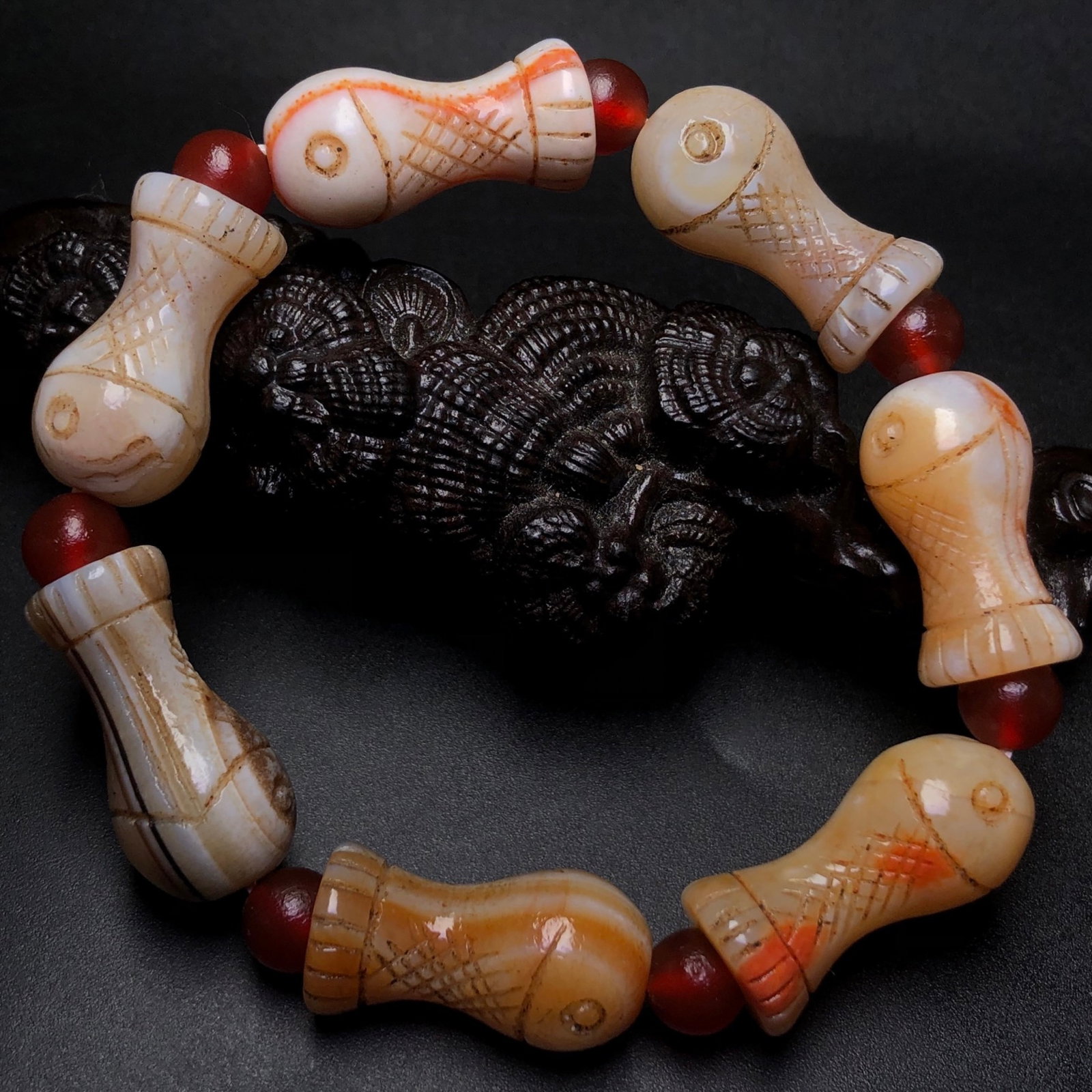 An Exquisite Agate Bracelet: An Exquisite Agate Bracelet,Size:1inx0.5in 玛瑙手串