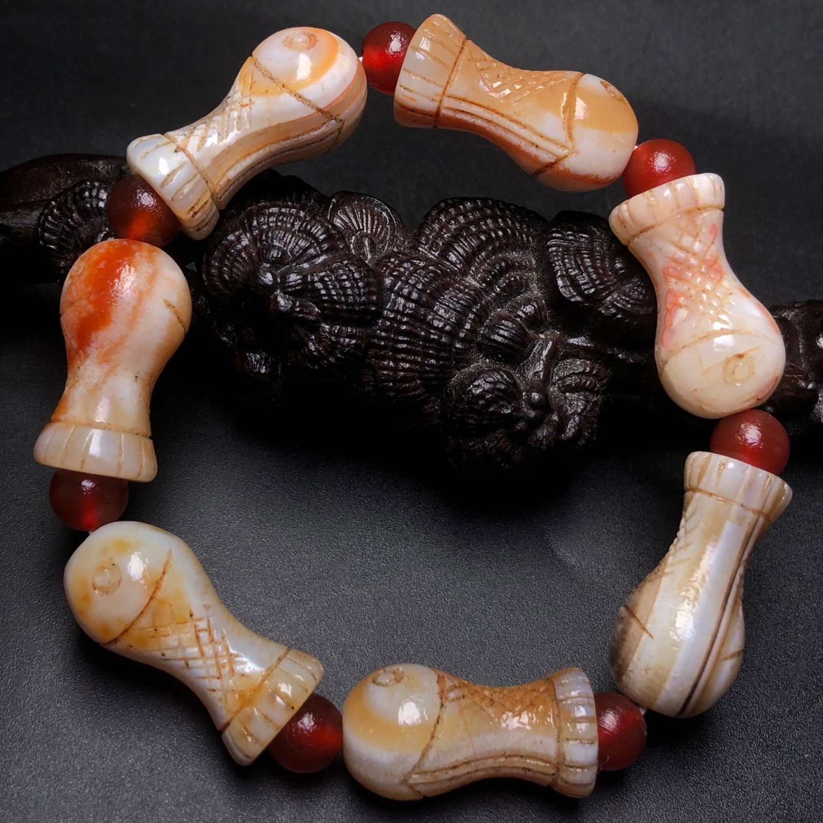 An Exquisite Agate Bracelet - 5