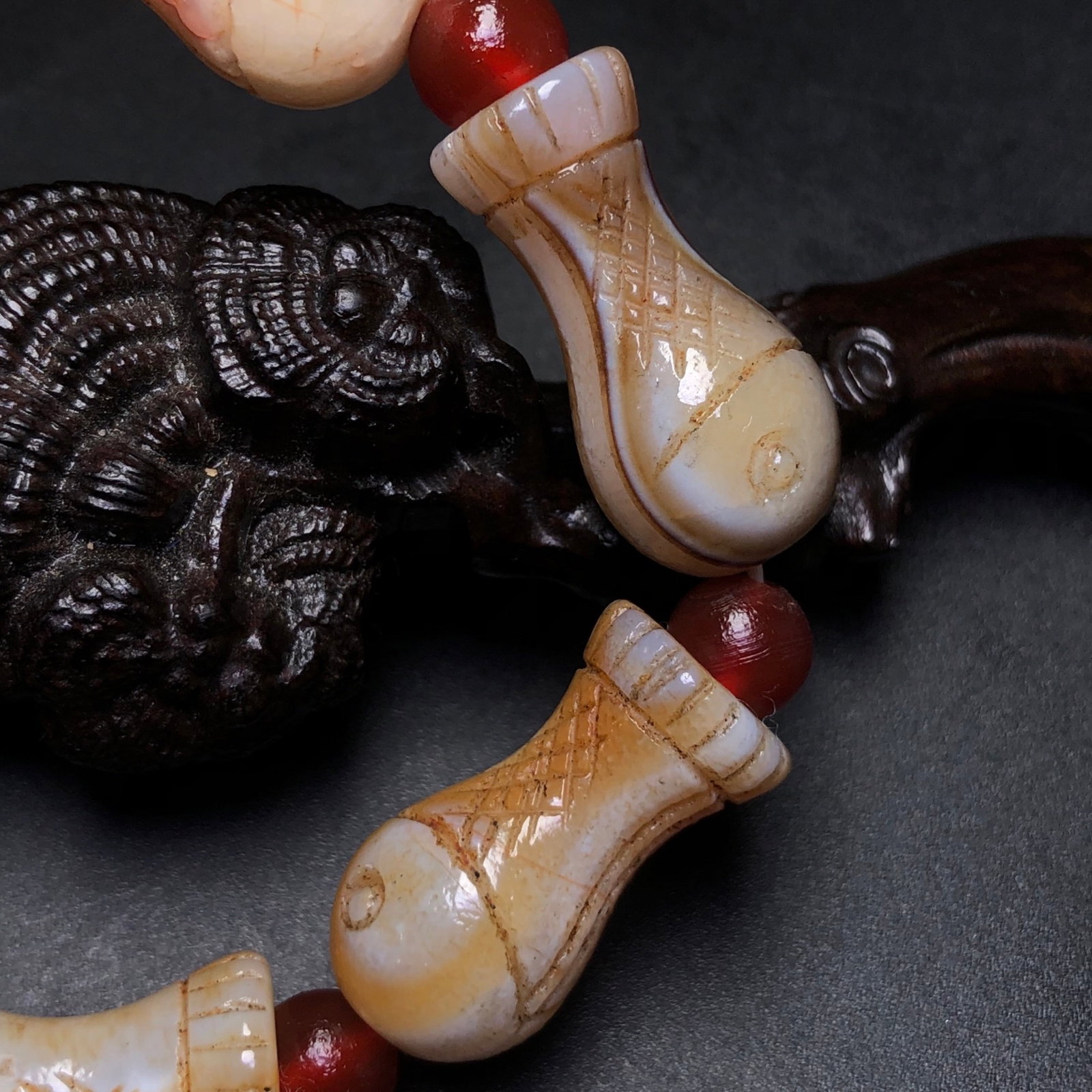 An Exquisite Agate Bracelet - 8