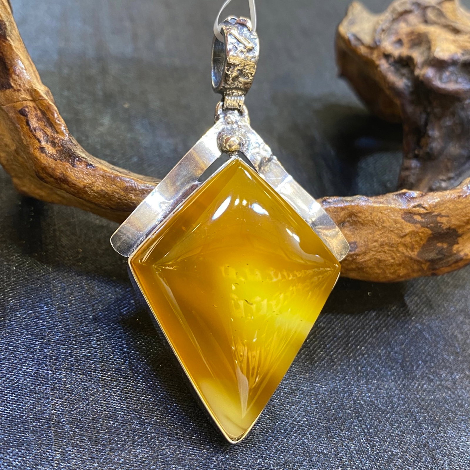 An Exquisite Beeswax Inlaid Silver Necklace: An Exquisite Beeswax Inlaid Silver Necklace,Size:1.3in,Weight:13.1g 蜜蜡镶银项链