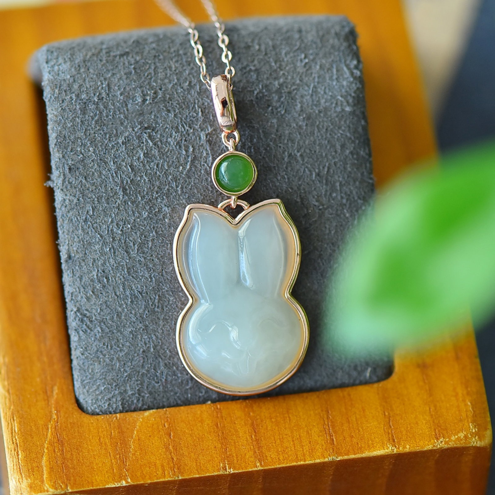 An Exquisite Sterling Silver-Gold Plated Inlaid White Jade Necklace,Inlaid Jasper: An Exquisite Sterling Silver-Gold Plated Inlaid White Jade Necklace,Inlaid Jasper,Size:0.6inx1.4in 纯银镀金镶白玉项链,嵌碧玉