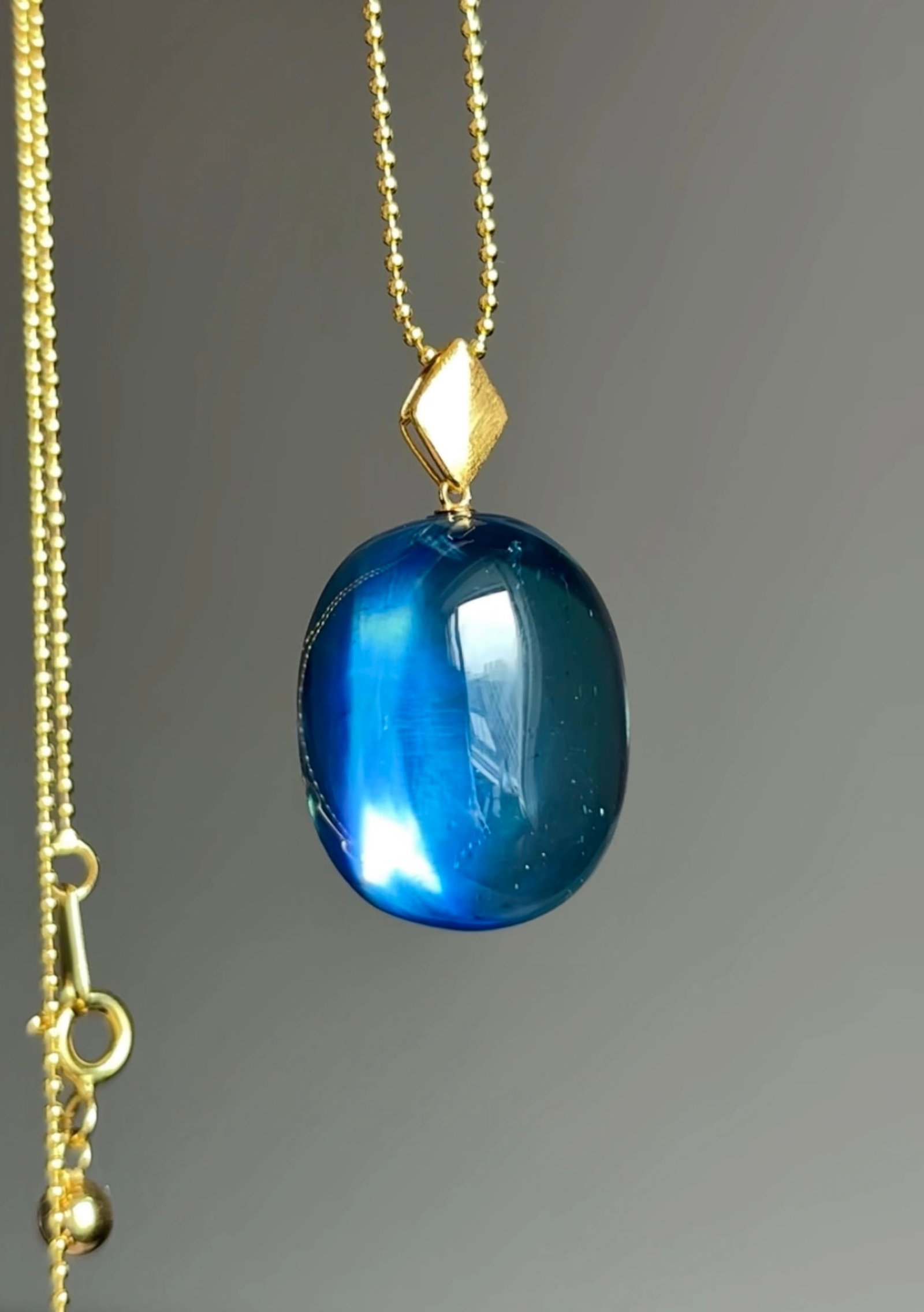 An Exquisite 18k Gold Inlaid Aquamarine Necklace: An Exquisite 18k Gold Inlaid Aquamarine Necklace,Size:0.8inx0.6inx0.4in,Weight:6.6g 18K金镶海蓝宝项链