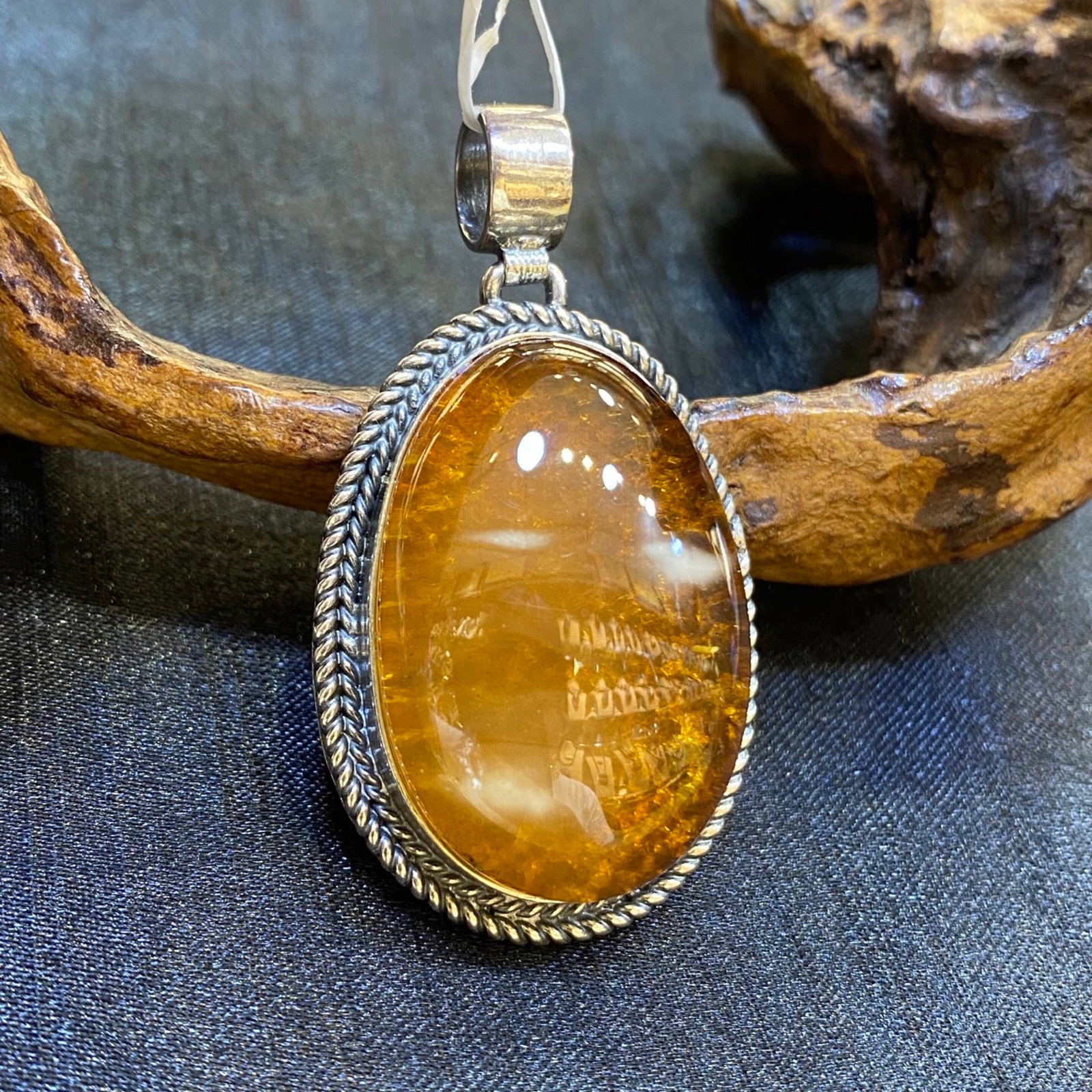 An Exquisite Beeswax Inlaid Silver Necklace: An Exquisite Beeswax Inlaid Silver Necklace,Size:1.2in,Weight:16.2g 蜜蜡镶银项链