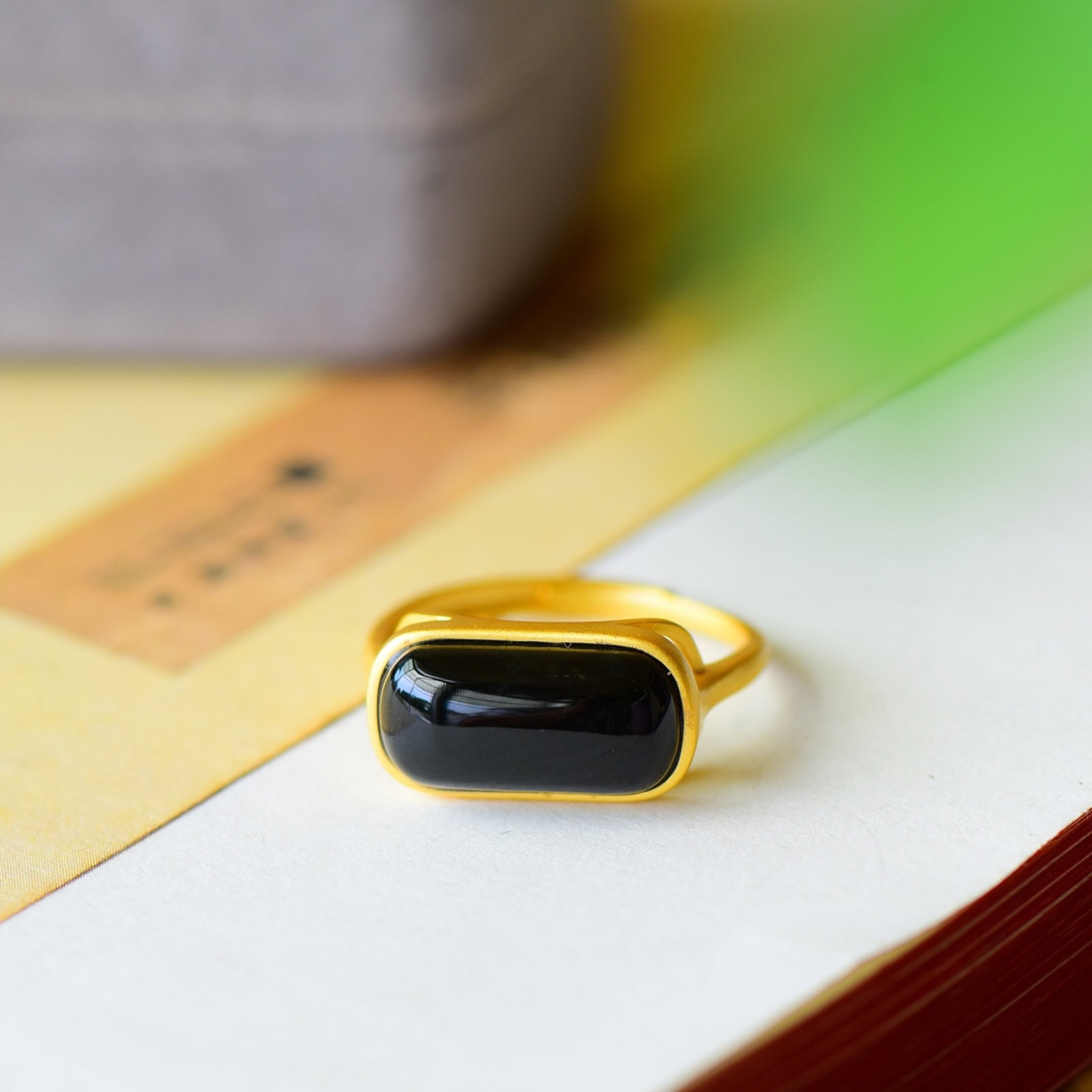 An Exquisite Sterling Silver-Gold Plated Inlaid Black Jade Ring: An Exquisite Sterling Silver-Gold Plated Inlaid Black Jade Ring,Size:0.4inx0.7in 纯银镀金镶墨玉戒指