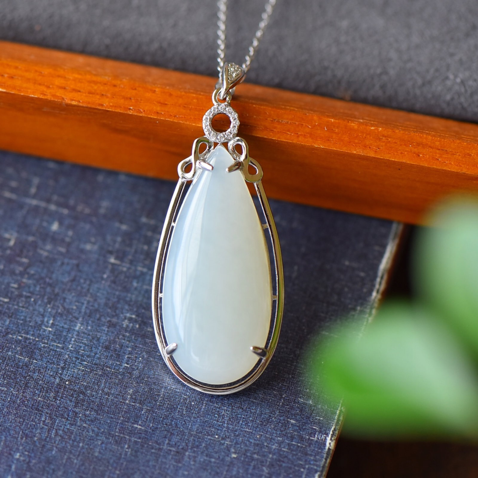An Exquisite Sterling Silver Inlaid White Jade Necklace,Inlaid Diamond: An Exquisite Sterling Silver Inlaid White Jade Necklace,Inlaid Diamond,Size:0.8inx2.1in 纯银镶白玉项链,嵌钻石