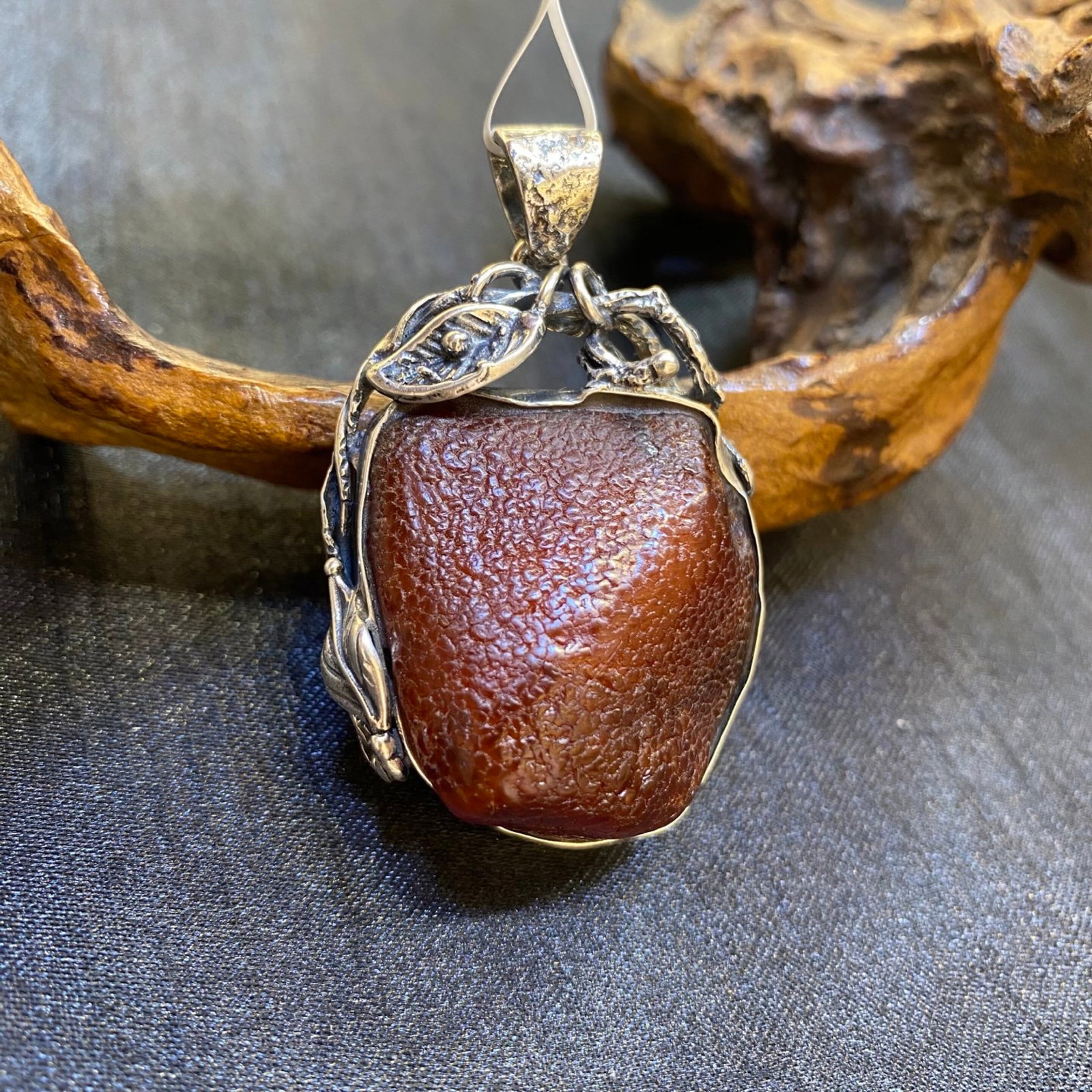 An Exquisite Beeswax Inlaid Silver Necklace: An Exquisite Beeswax Inlaid Silver Necklace,Size:1.3in,Weight:19.2g 蜜蜡镶银项链