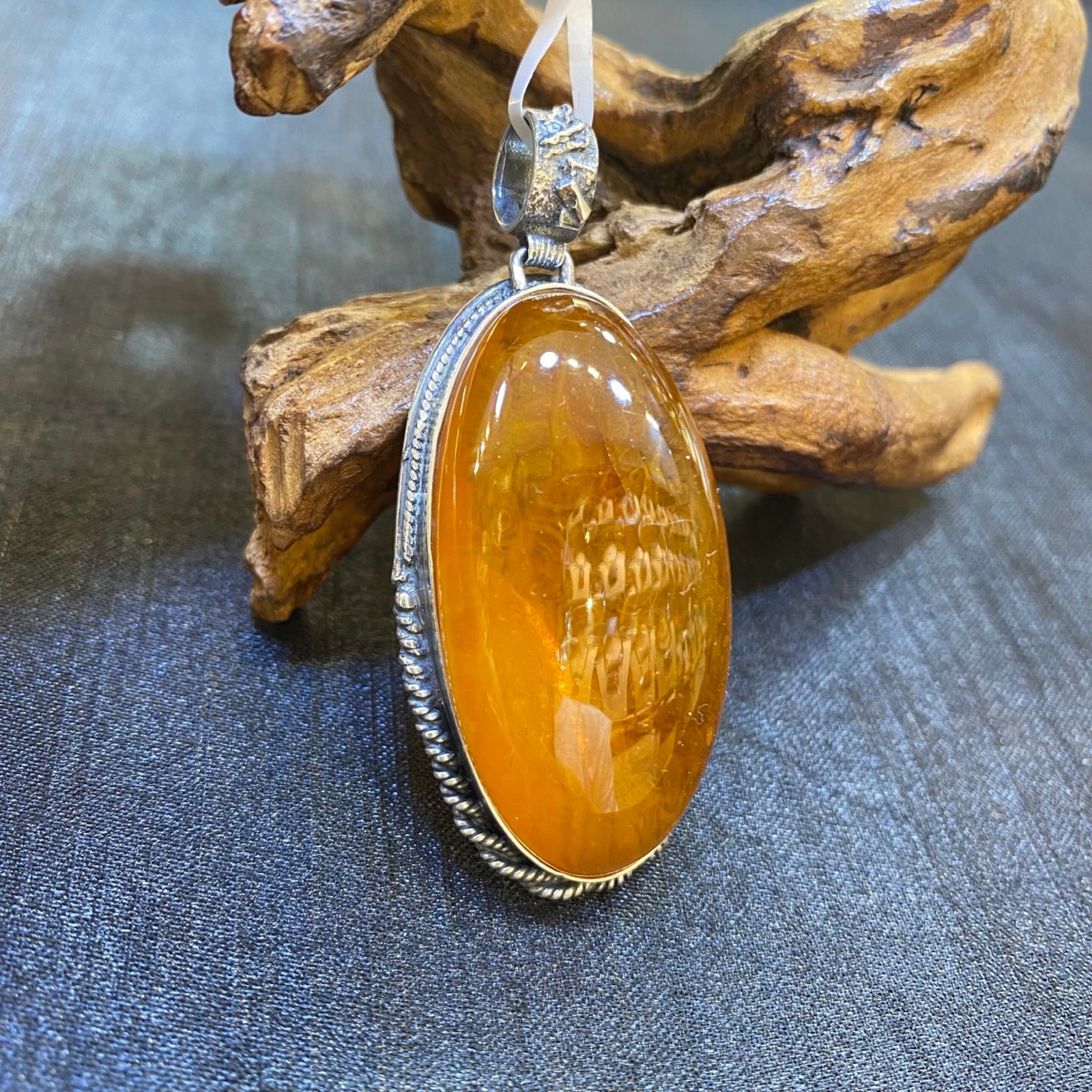 An Exquisite Beeswax Inlaid Silver Necklace: An Exquisite Beeswax Inlaid Silver Necklace,Size:0.9in,Weight:18g 蜜蜡镶银项链