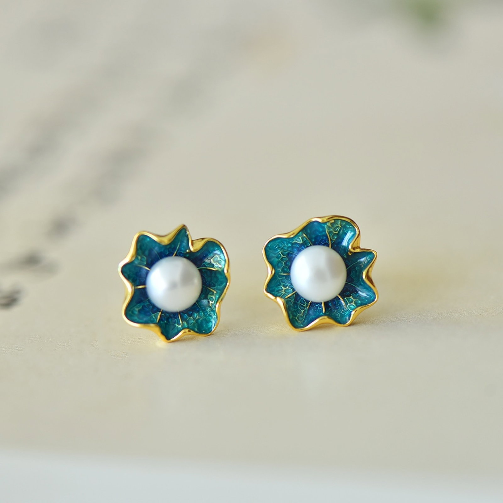 A Pair of Exquisite Sterling Silver Inlaid Pearl Enamel Earrings: A Pair of Exquisite Sterling Silver Inlaid Pearl Enamel Earrings,Size:0.2inx0.2in 一对纯银镶珍珠珐琅耳环