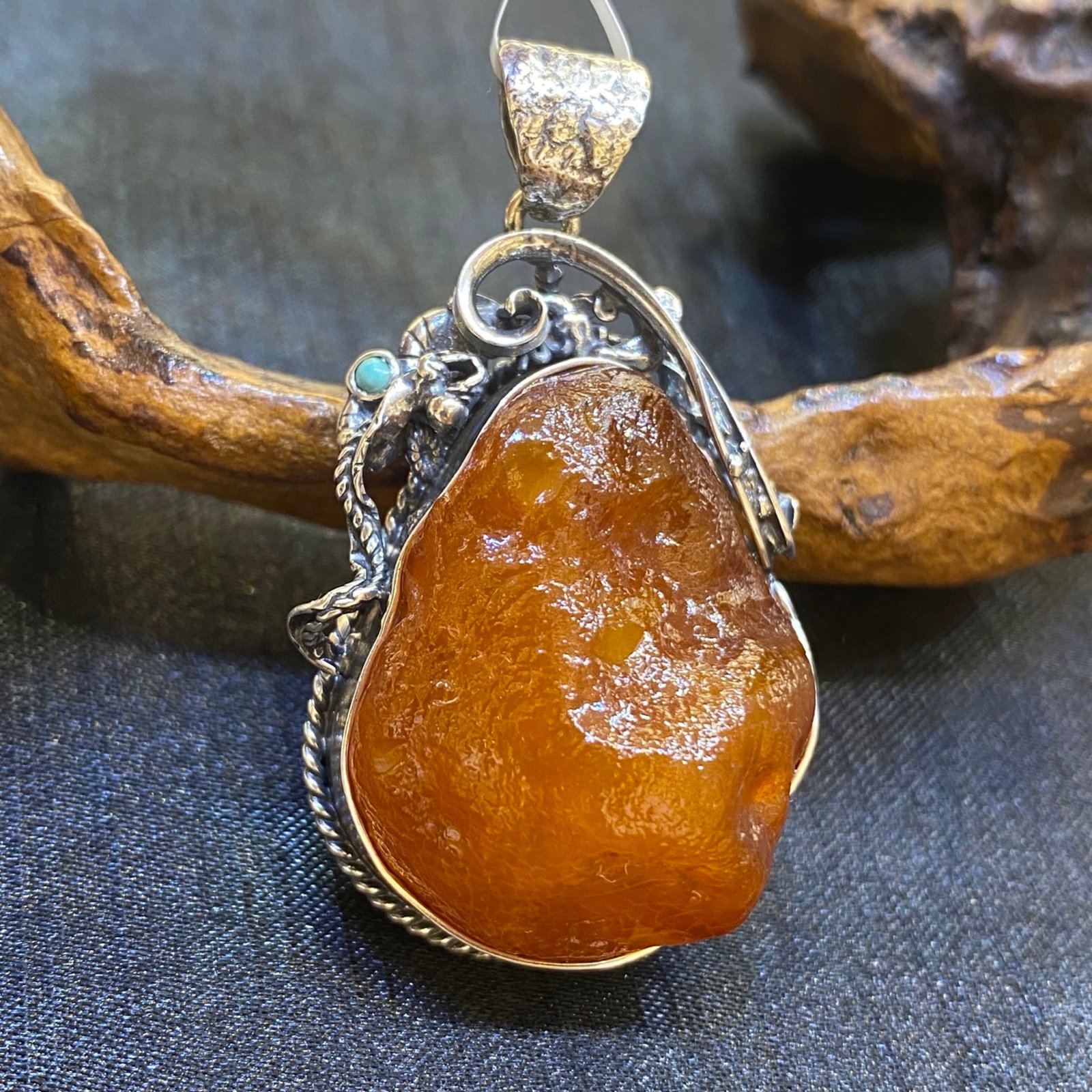 An Exquisite Beeswax Inlaid Silver Necklace: An Exquisite Beeswax Inlaid Silver Necklace,Size:1.1in,Weight:17.1g 蜜蜡镶银项链