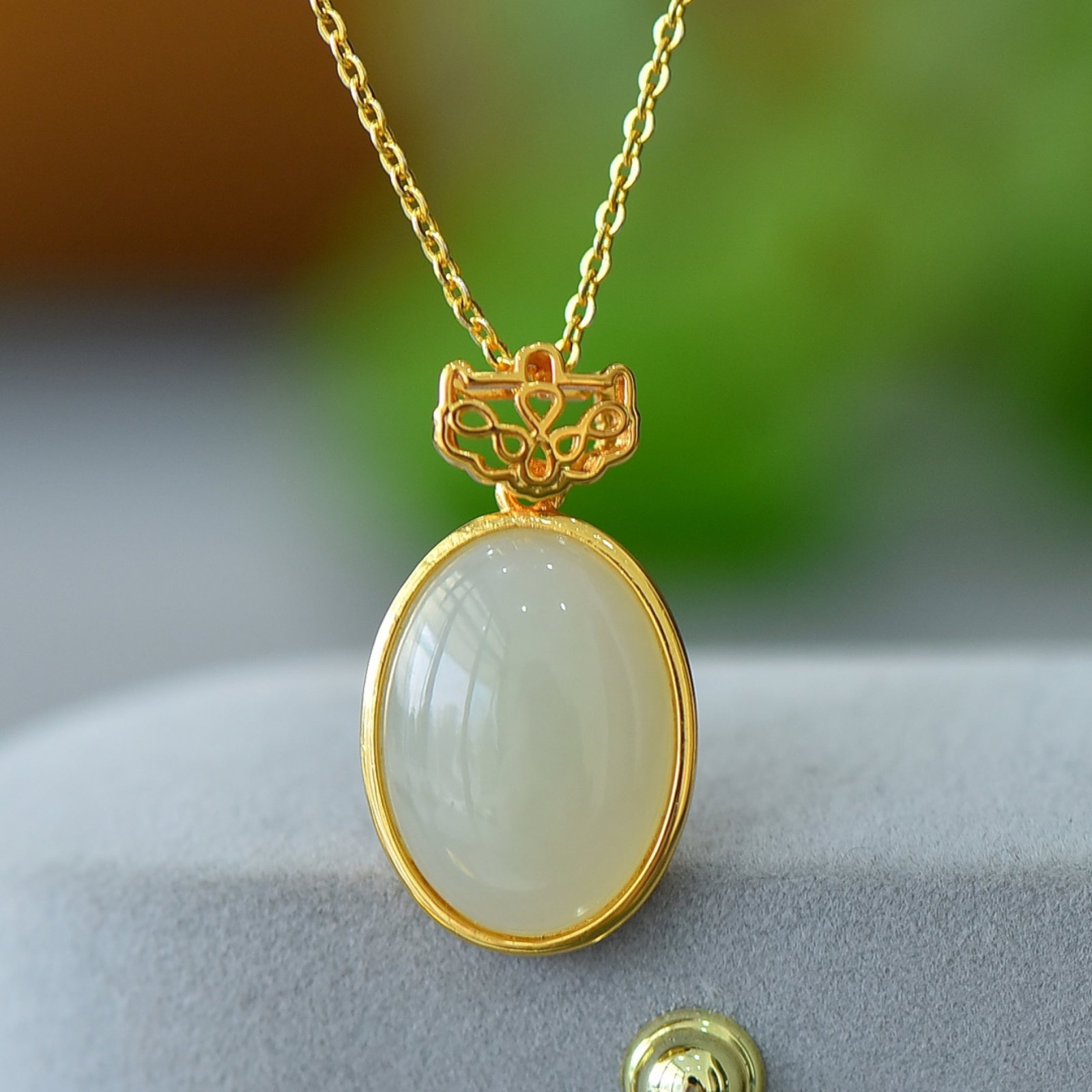 An Exquisite Bronze-Gold Plated Inlaid White Jade Necklace: An Exquisite Bronze-Gold Plated Inlaid White Jade Necklace,Size:0.5inx0.7in ????????