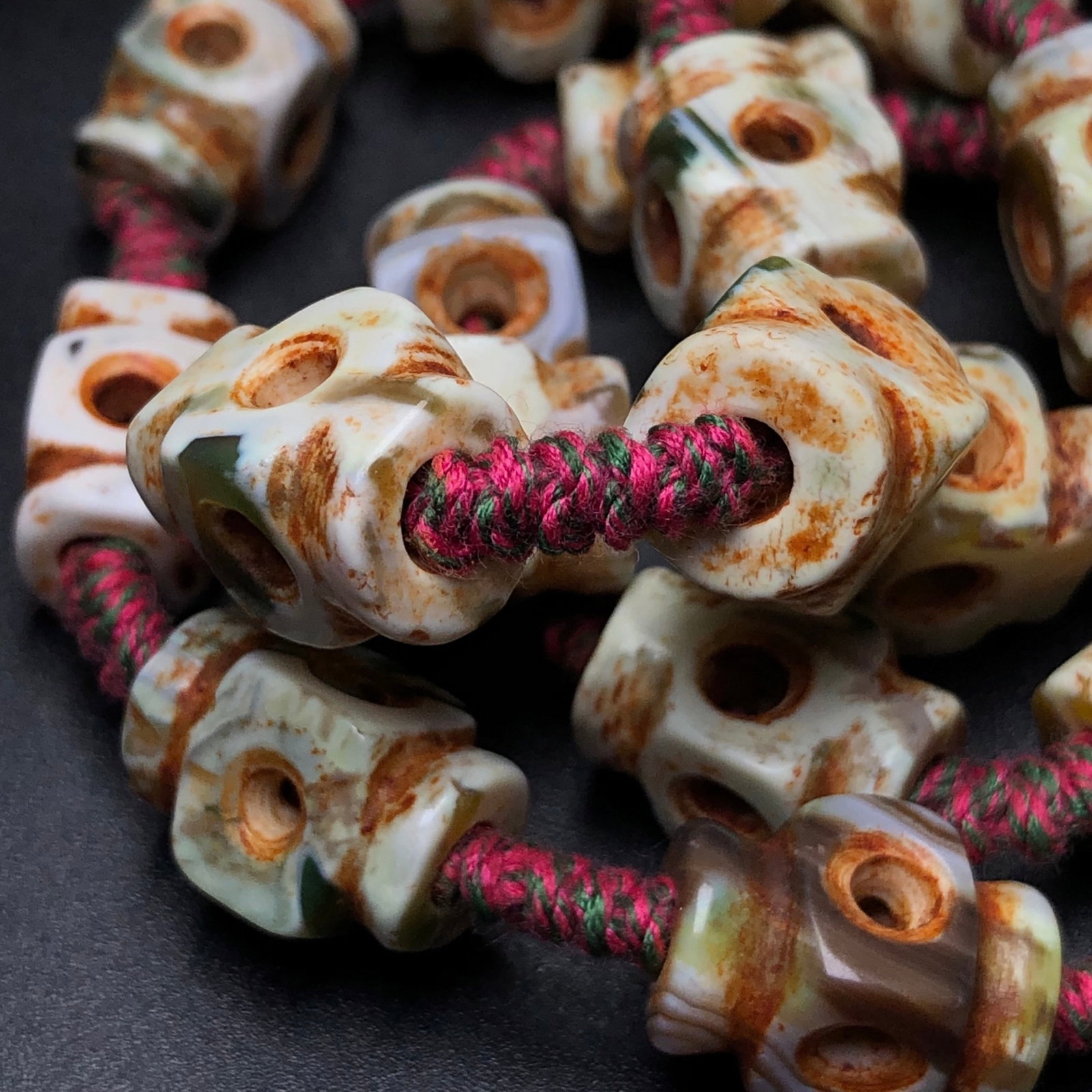A Precious Agate Necklace - 8