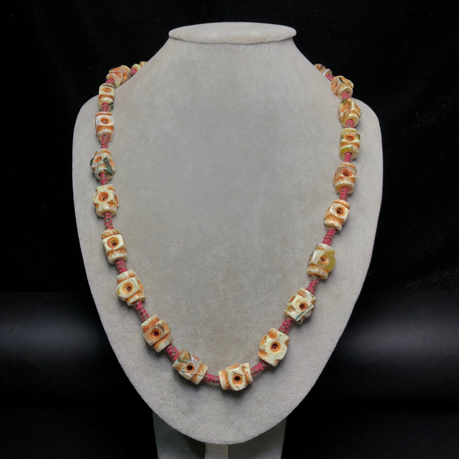 A Precious Agate Necklace - 9