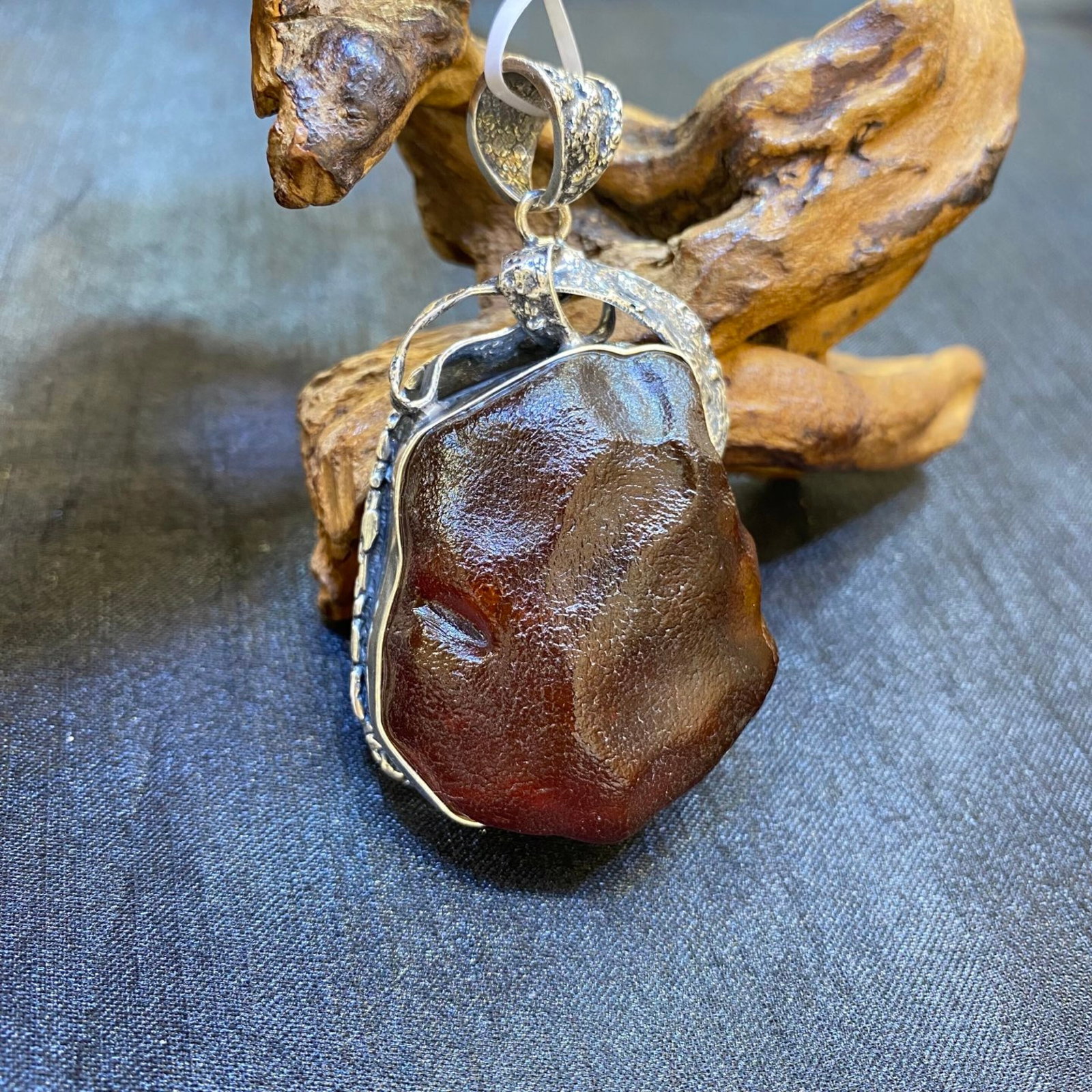 An Exquisite Beeswax Inlaid Silver Necklace: An Exquisite Beeswax Inlaid Silver Necklace,Size:1.5in,Weight:31.2g 蜜蜡镶银项链