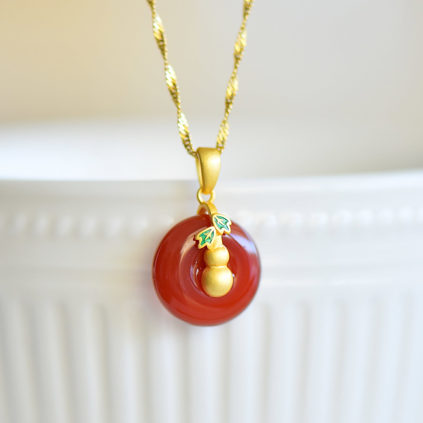An Exquisite Sterling Silver-Gold Plated Inlaid Agate Pendant: An Exquisite Sterling Silver-Gold Plated Inlaid Agate Pendant,Size:0.6inx0.6in 寓意:平平安安,福禄双全 纯银镀金໲