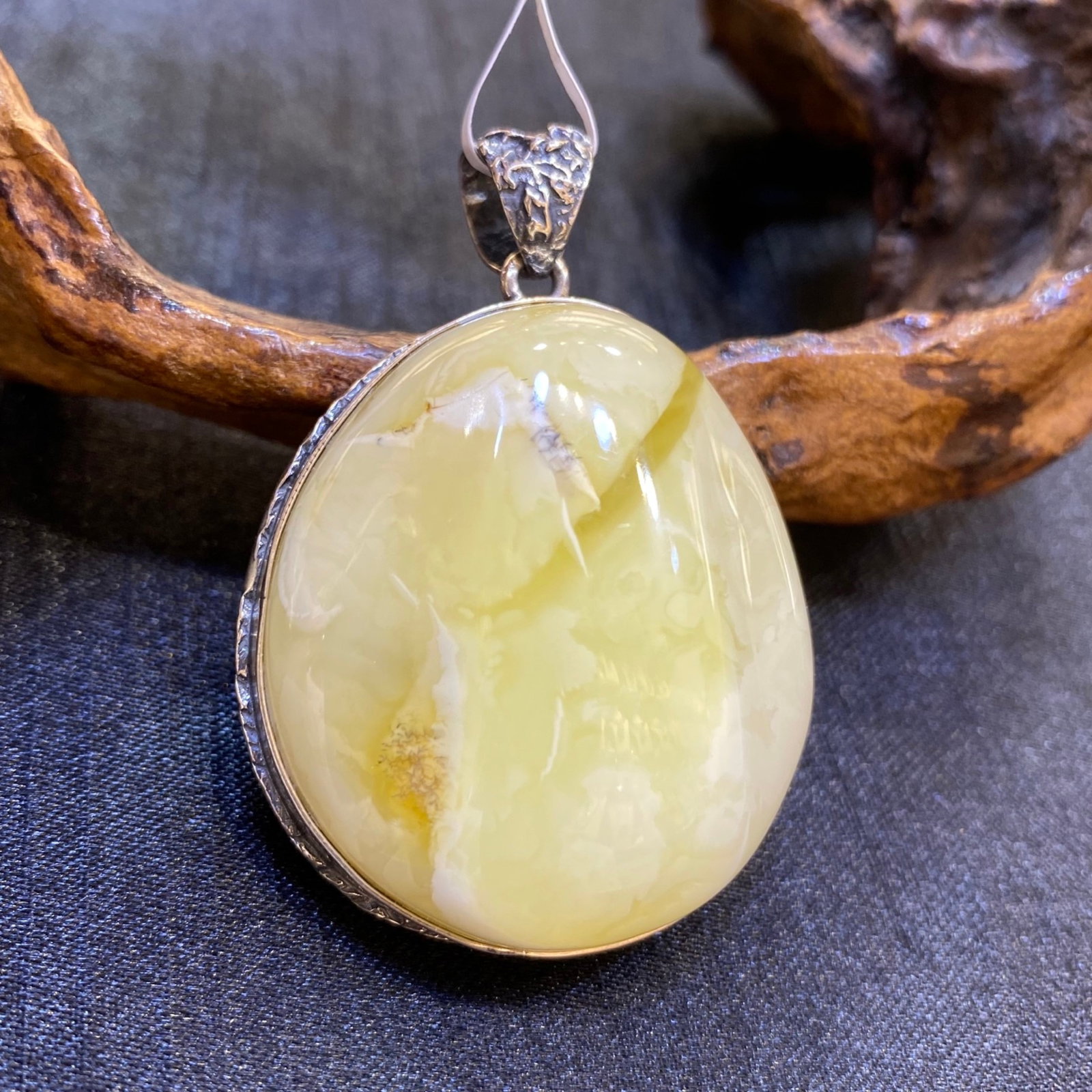 An Exquisite Beeswax Inlaid Silver Necklace: An Exquisite Beeswax Inlaid Silver Necklace,Size:1.4in,Weight:16.9g 蜜蜡镶银项链