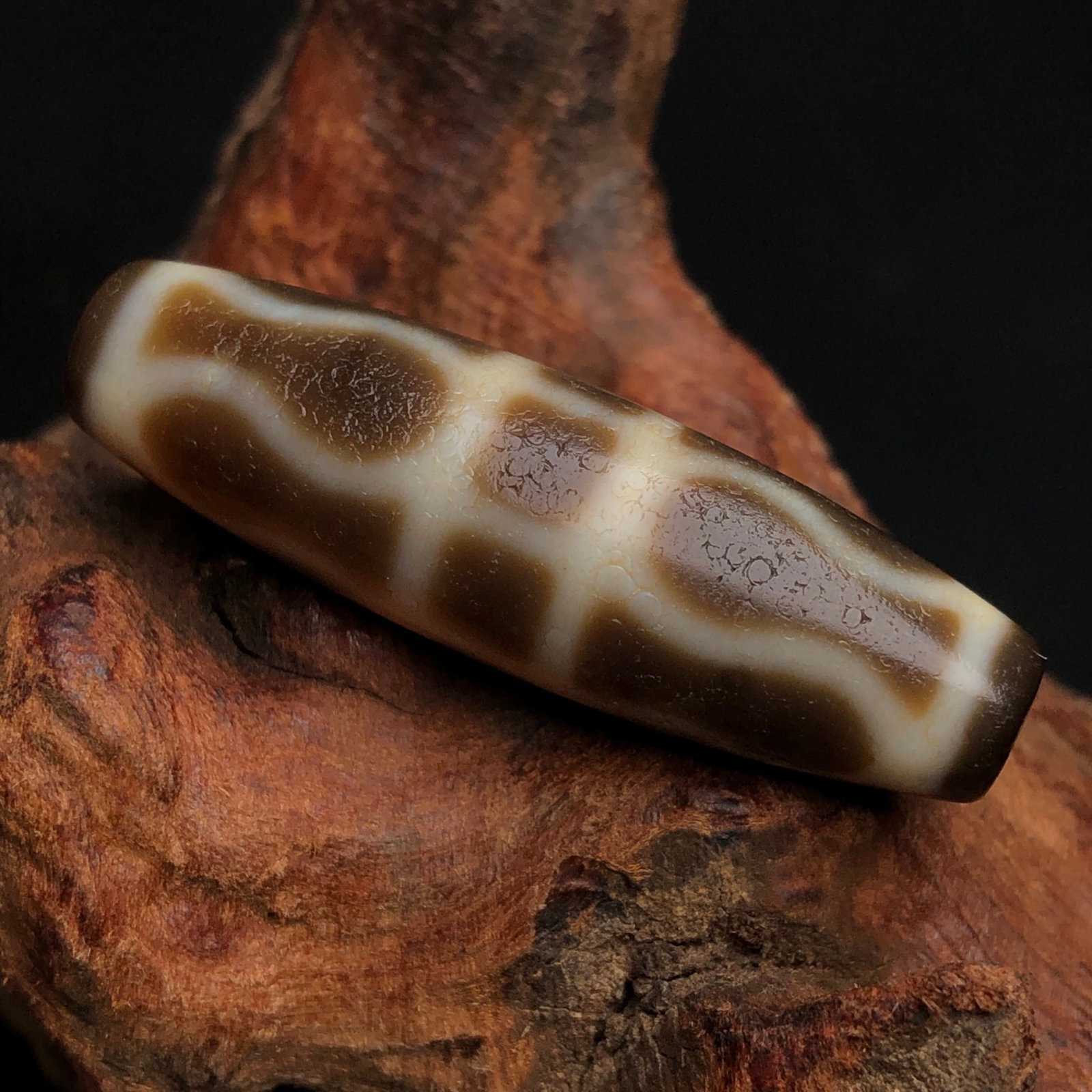 An Exquisite Dzi Bead Pendant: An Exquisite Dzi Bead Pendant,Size:1.5inx0.4in,Weight:7.1g 天珠挂件