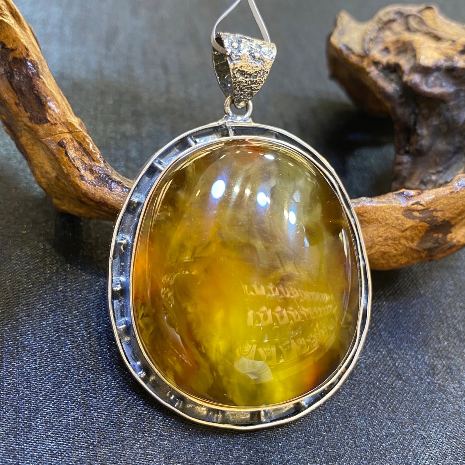 An Exquisite Beeswax Inlaid Silver Necklace: An Exquisite Beeswax Inlaid Silver Necklace,Size:1.8in,Weight:30g 蜜蜡镶银项链