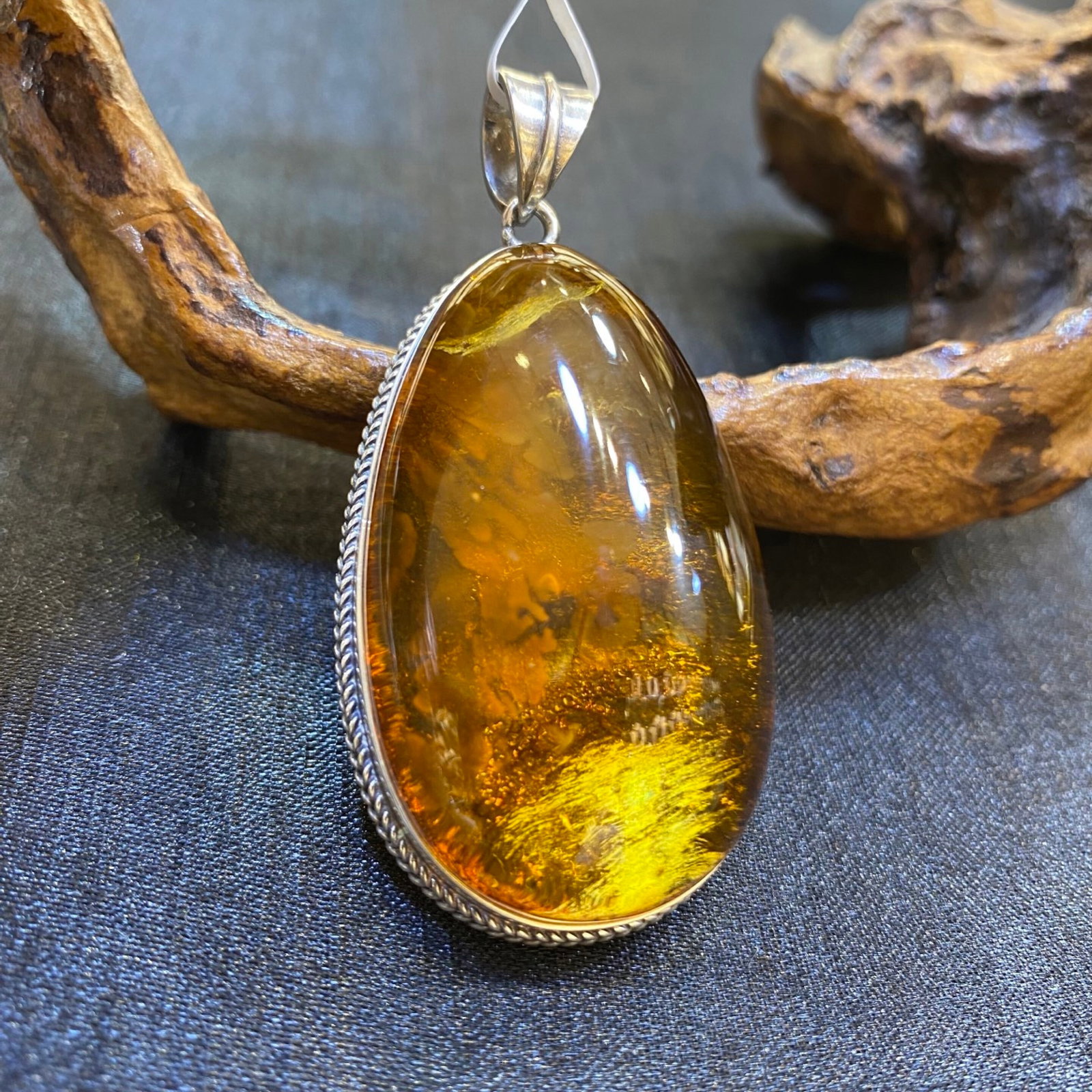 An Exquisite Beeswax Inlaid Silver Necklace: An Exquisite Beeswax Inlaid Silver Necklace,Size:1.1in,Weight:18.4g ??????