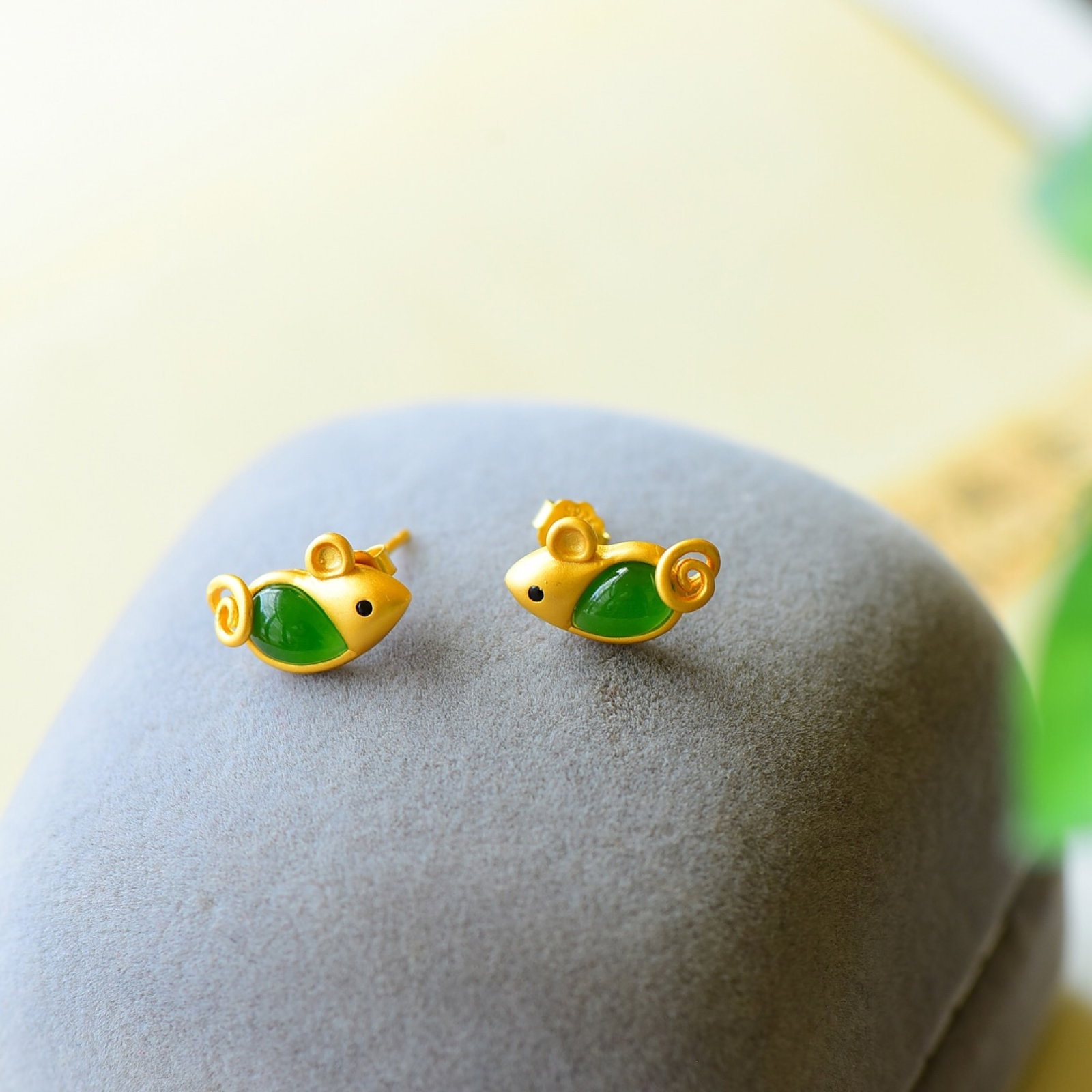 A Pair of Exquisite Sterling Silver-Gold Plated Inlaid Jasper Earrings: A Pair of Exquisite Sterling Silver-Gold Plated Inlaid Jasper Earrings,Size:0.4inx0.6in 一对纯银镀金镶碧玉耳钉