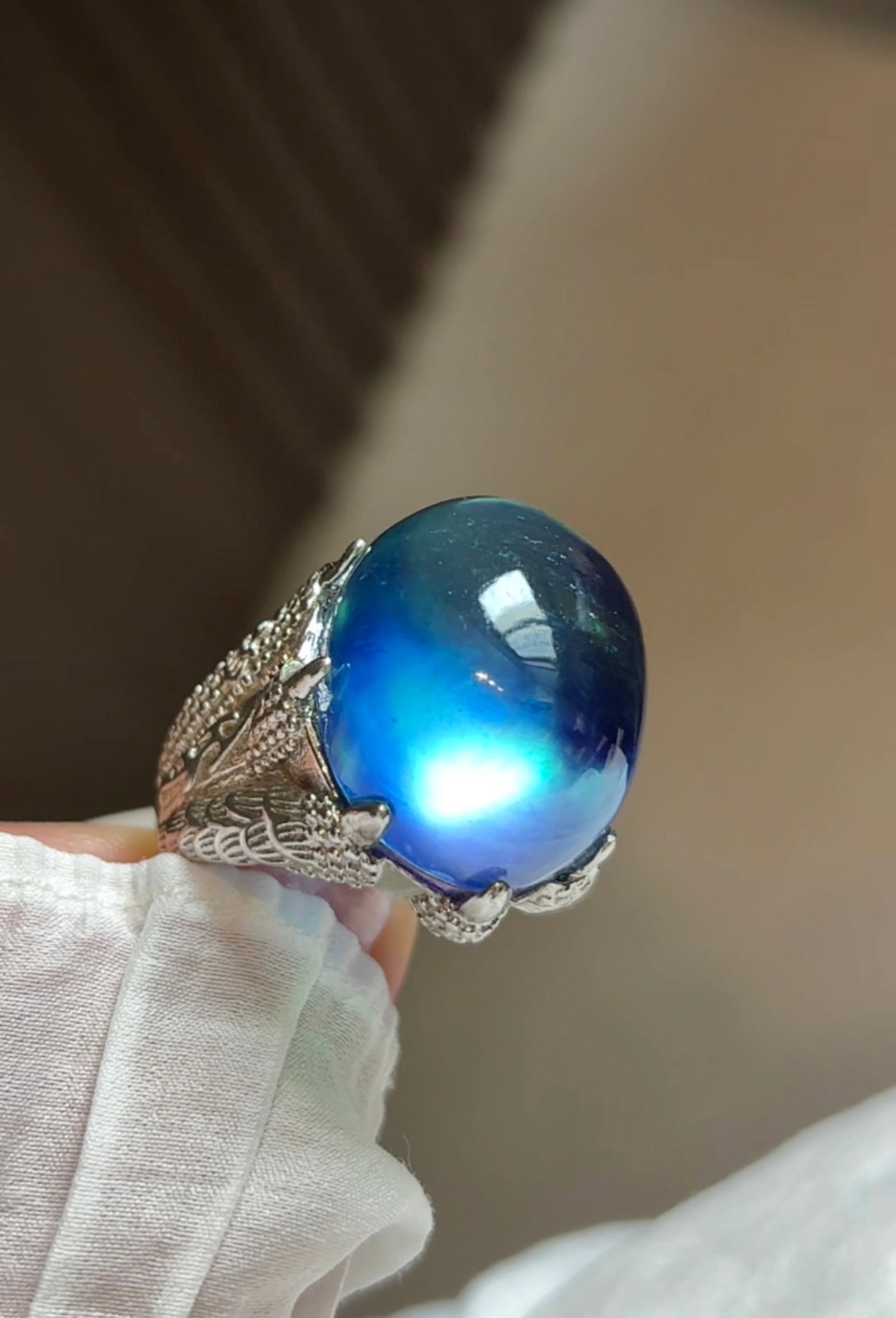 An Exquisite Sterling Silver Inlaid Aquamarine Ring: An Exquisite Sterling Silver Inlaid Aquamarine Ring,Size:0.9inx0.7in,Weight:16.2g 纯银镶海蓝宝戒指