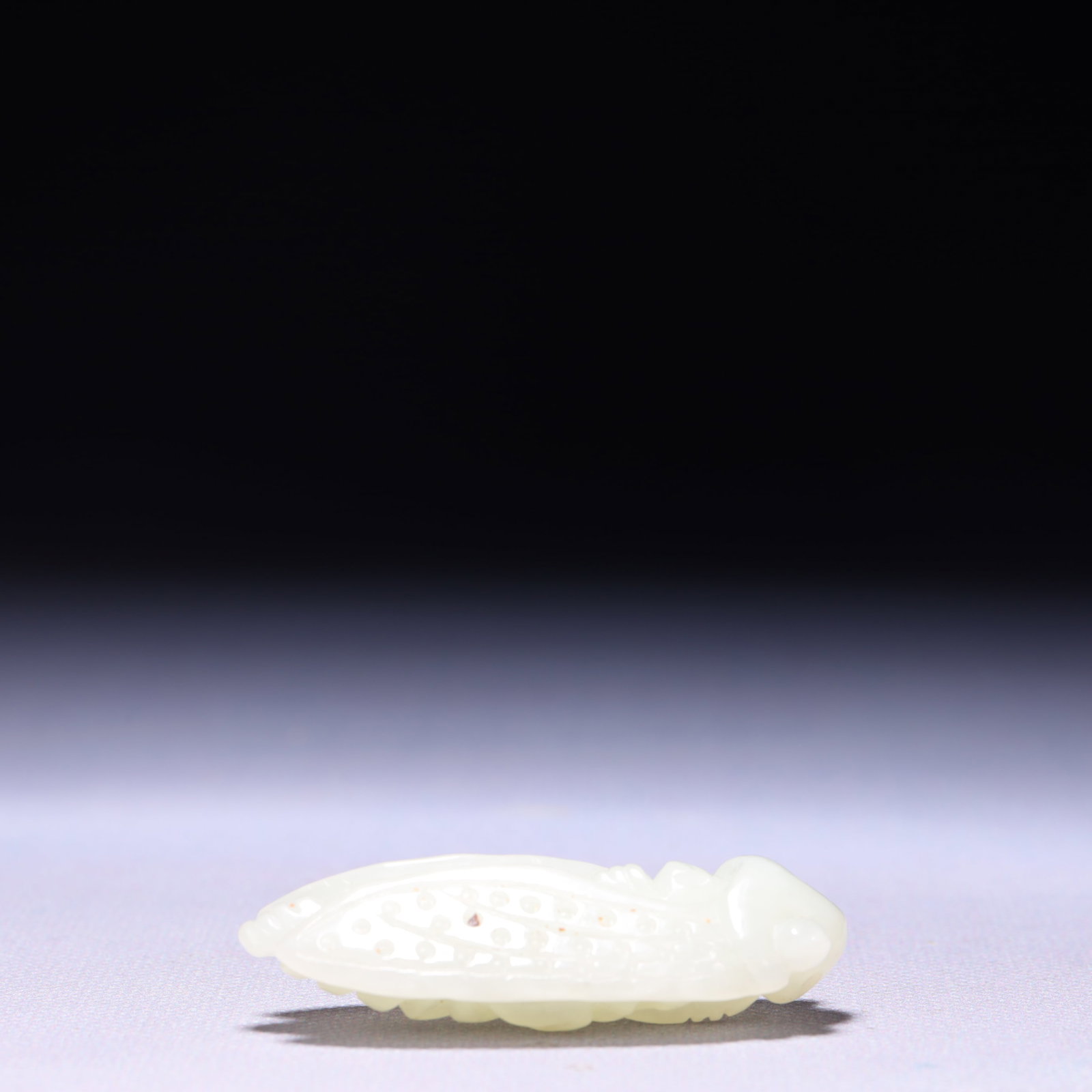 An Exquisite White Jade Cicada Ornament: An Exquisite White Jade Cicada Ornament,Qing Dynasty,China,Size:2.2inx1inx0.6in,Weight:29g 白玉蝉摆件,中国清代