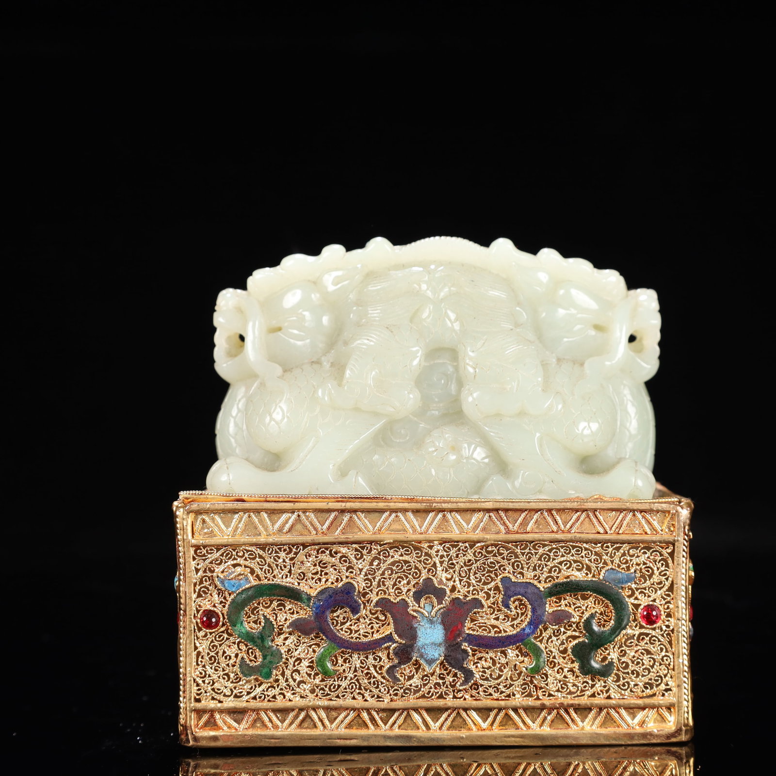 An Exquisite Flower silk gold-plated Inlaid White Jade Auspicious Beast Pattern Seal,Inlaid Gems: An Exquisite Flower silk gold-plated Inlaid White Jade Auspicious Beast Pattern Seal,Inlaid Gems,Qing Dynasty, China,Size:4.3inx3.5inx4.3in,Weight:2150g 花丝鎏金镶白