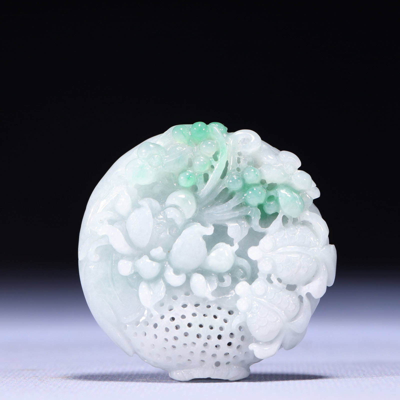 An Exquisite Jadeite Flower Pattern Pendant: An Exquisite Jadeite Flower Pattern Pendant,Qing Dynasty,China,Size:2inx0.4in,Weight:55g 翡翠花卉纹挂件,中国清代