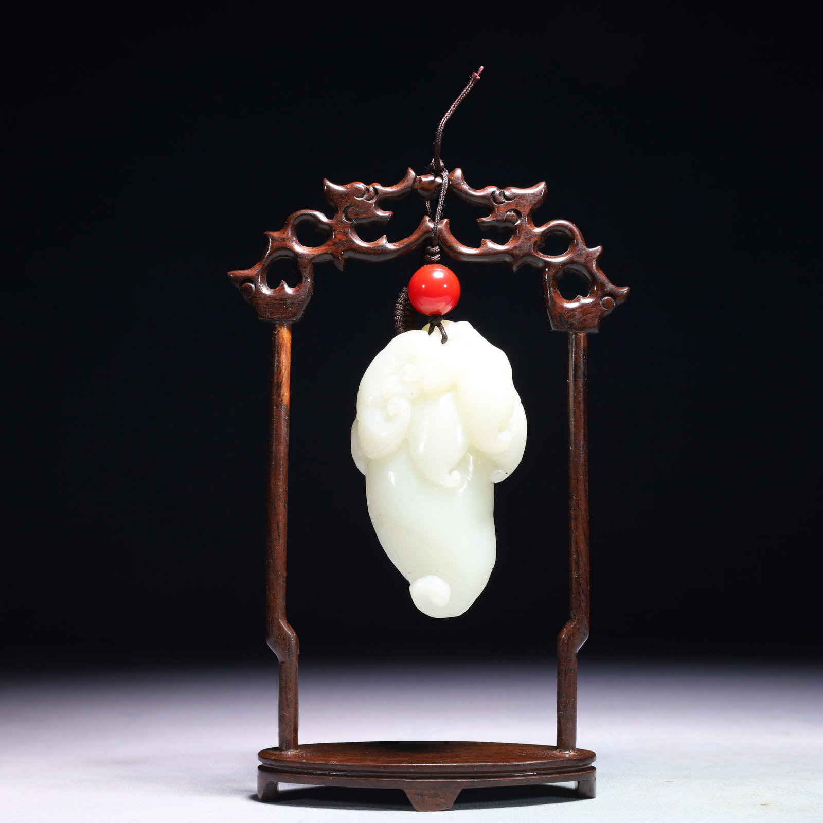 An Exquisite White Jade Buddha??s Hand Pose Ornament