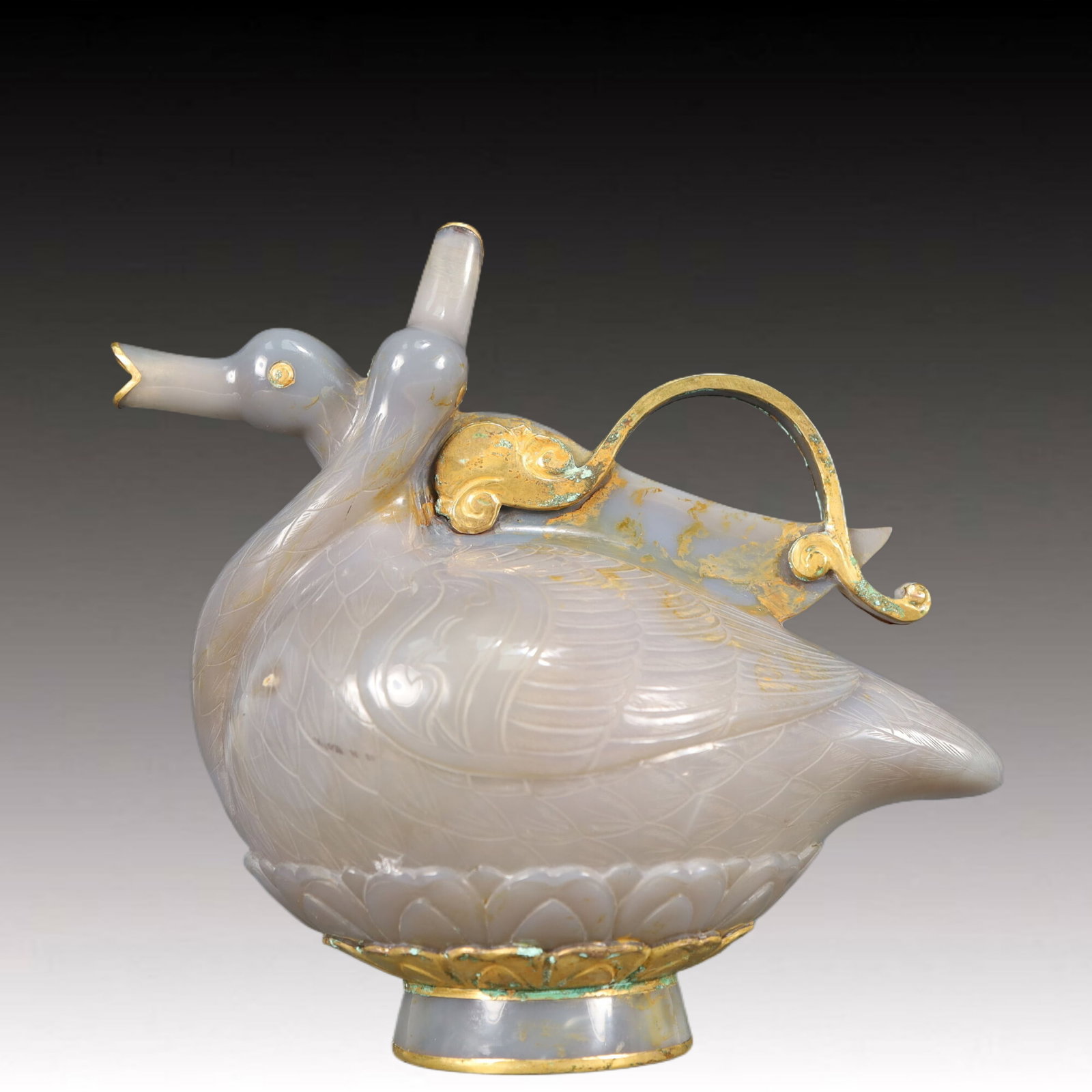 An Exquisite Agate Cover with Gold Duck-Shaped Ewer: An Exquisite Agate Cover with Gold Duck-Shaped Ewer,Qing Dynasty, China,Size:9.4inx5.5inx9.1in,Weight:900g
