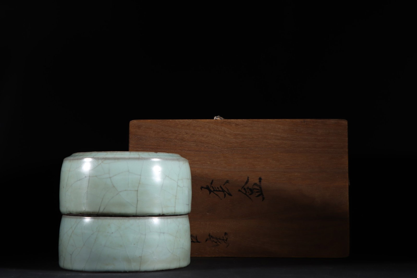 An Exquisite Guan yao Celadon Glazed Box with Cover: An Exquisite Guan yao Celadon Glazed Box with Cover,Song Dynasty,China,Size:5.7inx6.7in 官窑粉青釉盖盒,中国宋代