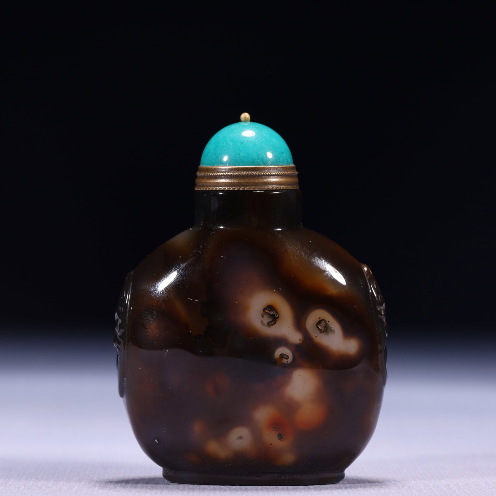 An Exquisite Agate Snuff Bottle: An Exquisite Agate Snuff Bottle,Qing Dynasty,China,Size:2.2inx0.8inx3.1in,Weight:82g 玛瑙鼻烟壶,中国清代