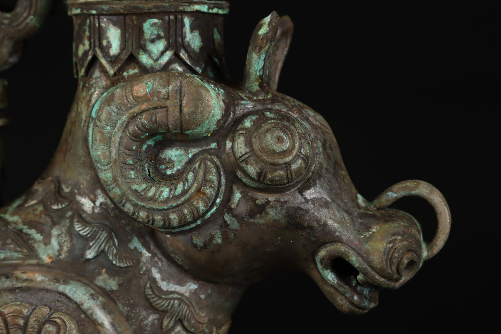 An Exquisite Silver Beast-Face Pattern Buffalo Ornament - 6