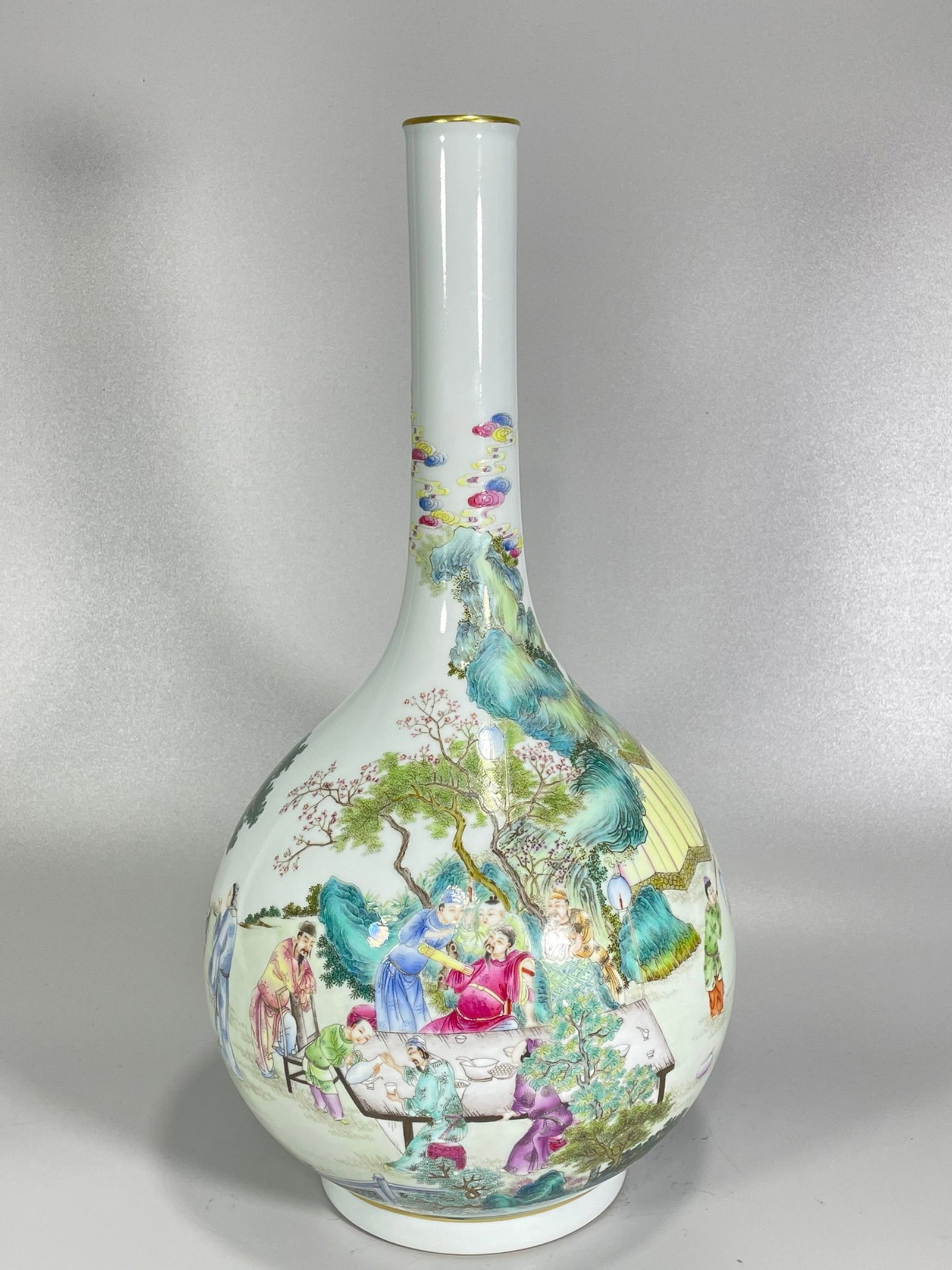A Huge Famille-Rose Painted Gold Character and Story Pattern Vase: A Huge Famille-Rose Painted Gold Character and Story Pattern Vase,Qing Dynasty,China,Qianlong Six-character Mark,Size:16.9inx8.7in 粉彩描金人物故事ń