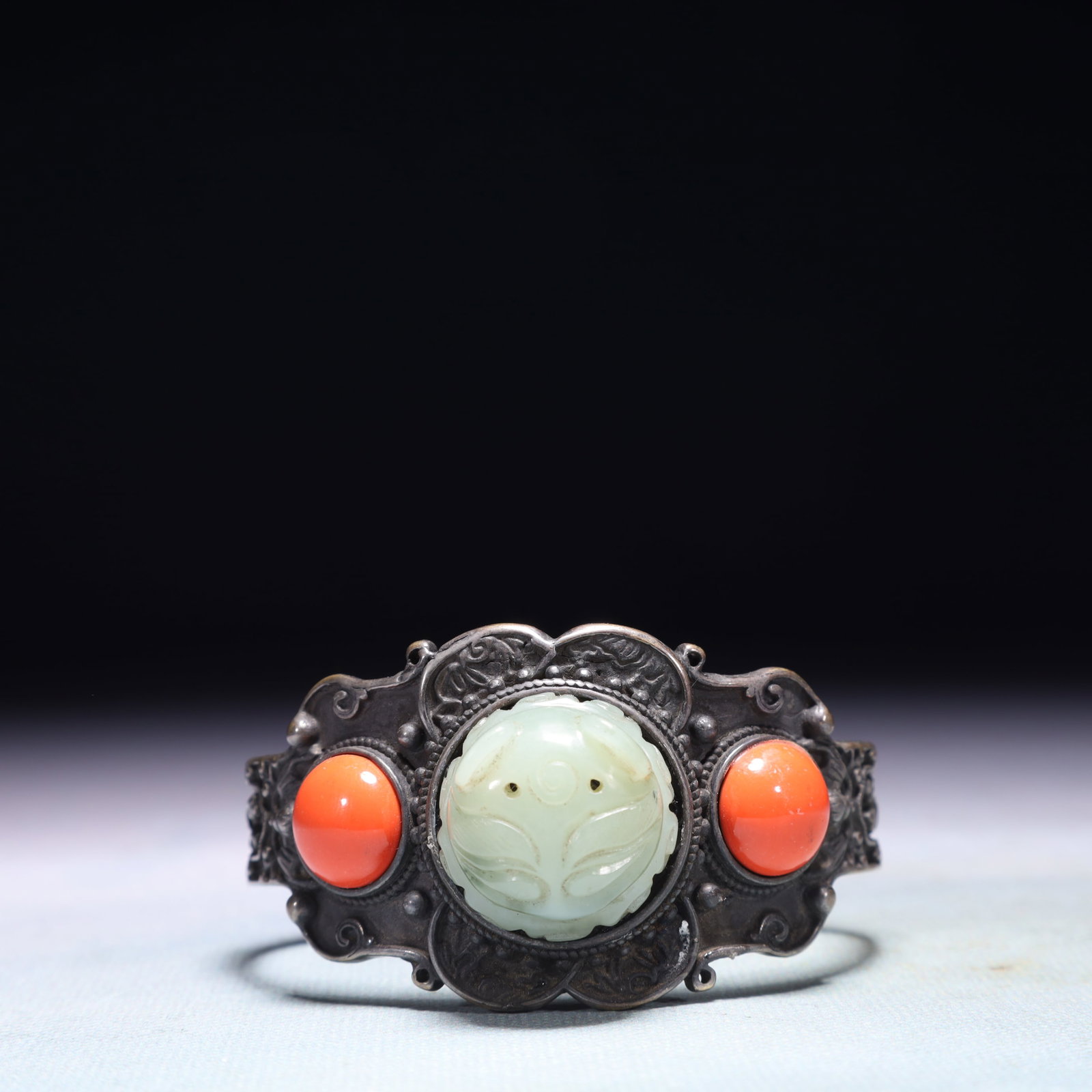 An Exquisite Silver Inlaid White Jade Flower Pattern Ornament: An Exquisite Silver Inlaid White Jade Flower Pattern Ornament,Qing Dynasty,China,Size:2.8inx3.1in,Weight:105.9g 银嵌白玉花卉纹摆件,中国
