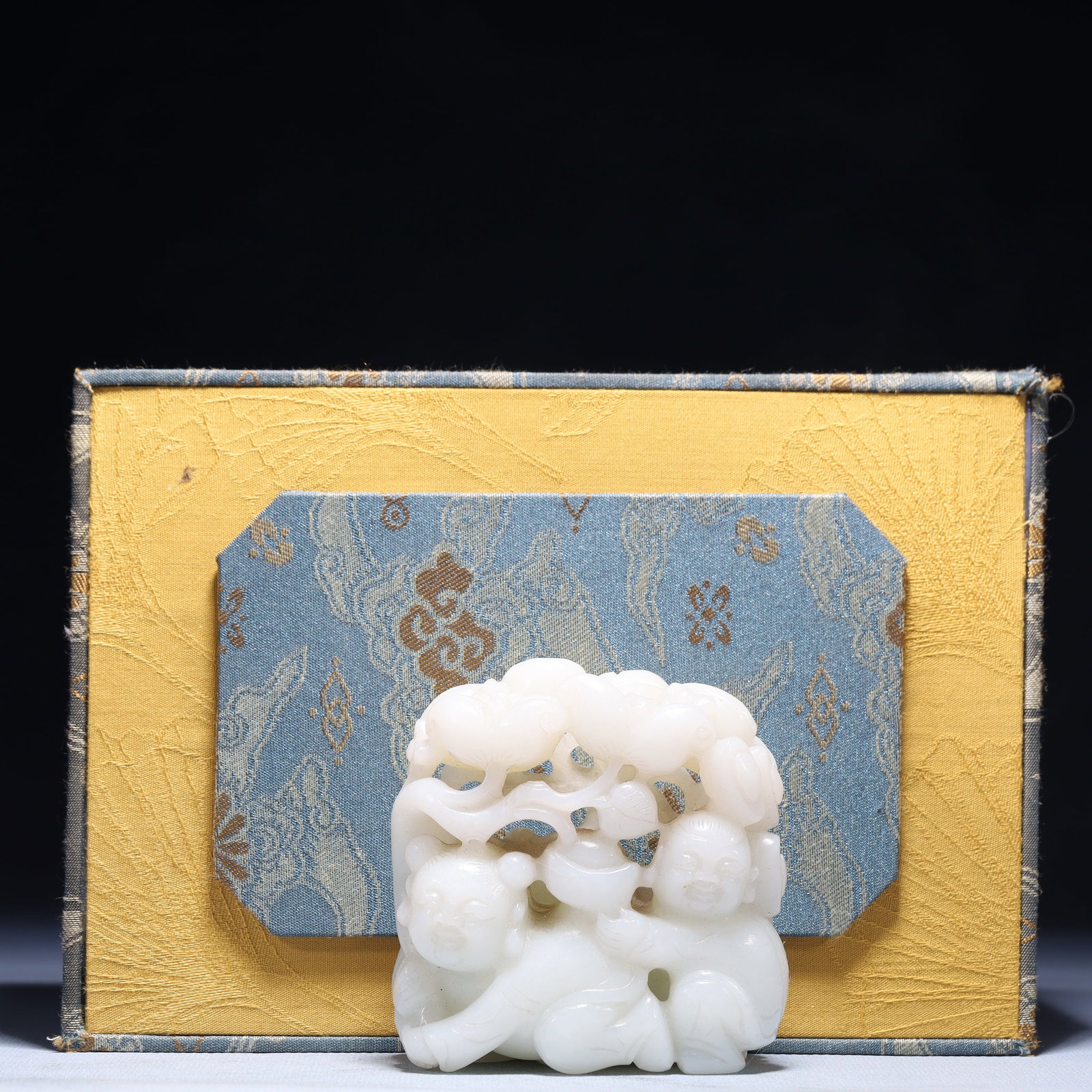 An Exquisite White Jade Figure Ornament: An Exquisite White Jade Figure Ornament,Qing Dynasty,China,Size:2.8inx1.8inx3.3in,Weight:421.3g 白玉人物摆件,中国清代