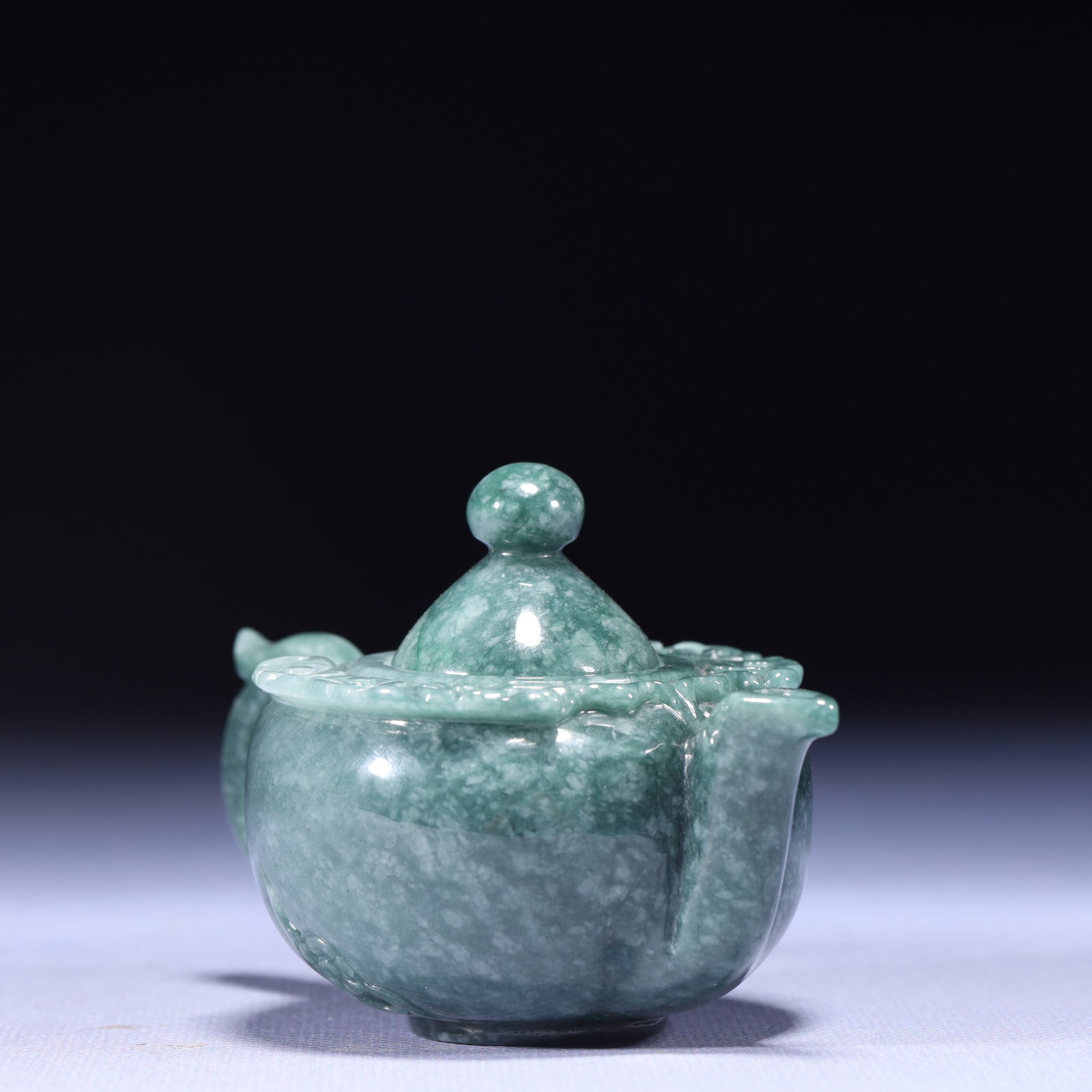 An Exquisite Jadeite Teapot - 2