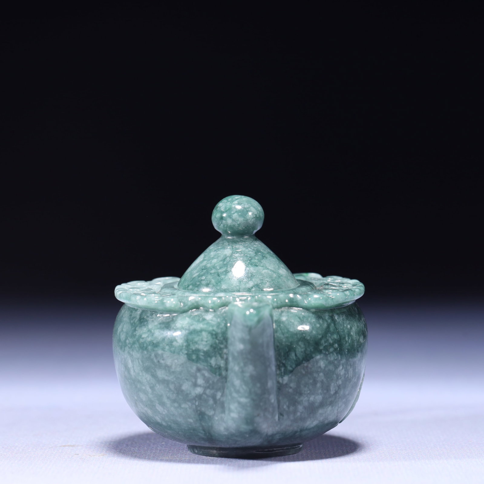 An Exquisite Jadeite Teapot - 3